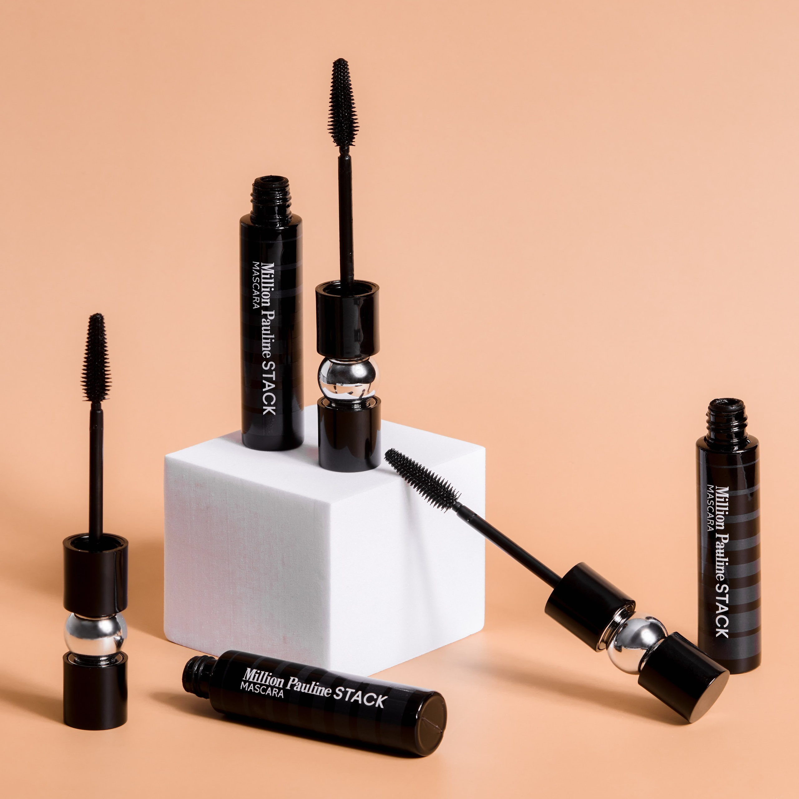 Съемка косметики с акцентом на детали упаковки и дизайна.