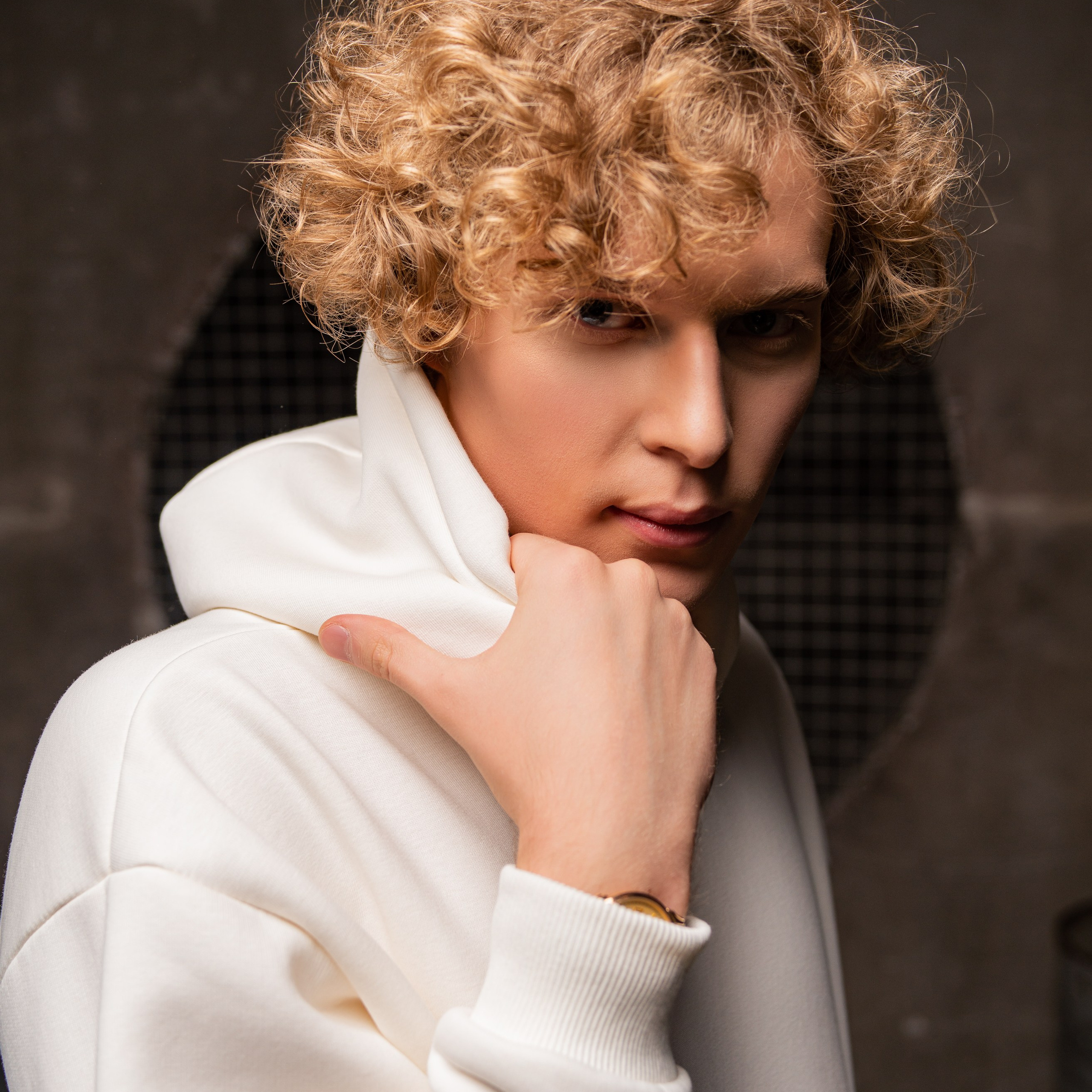 Предметное фото - современные мужские наряды.