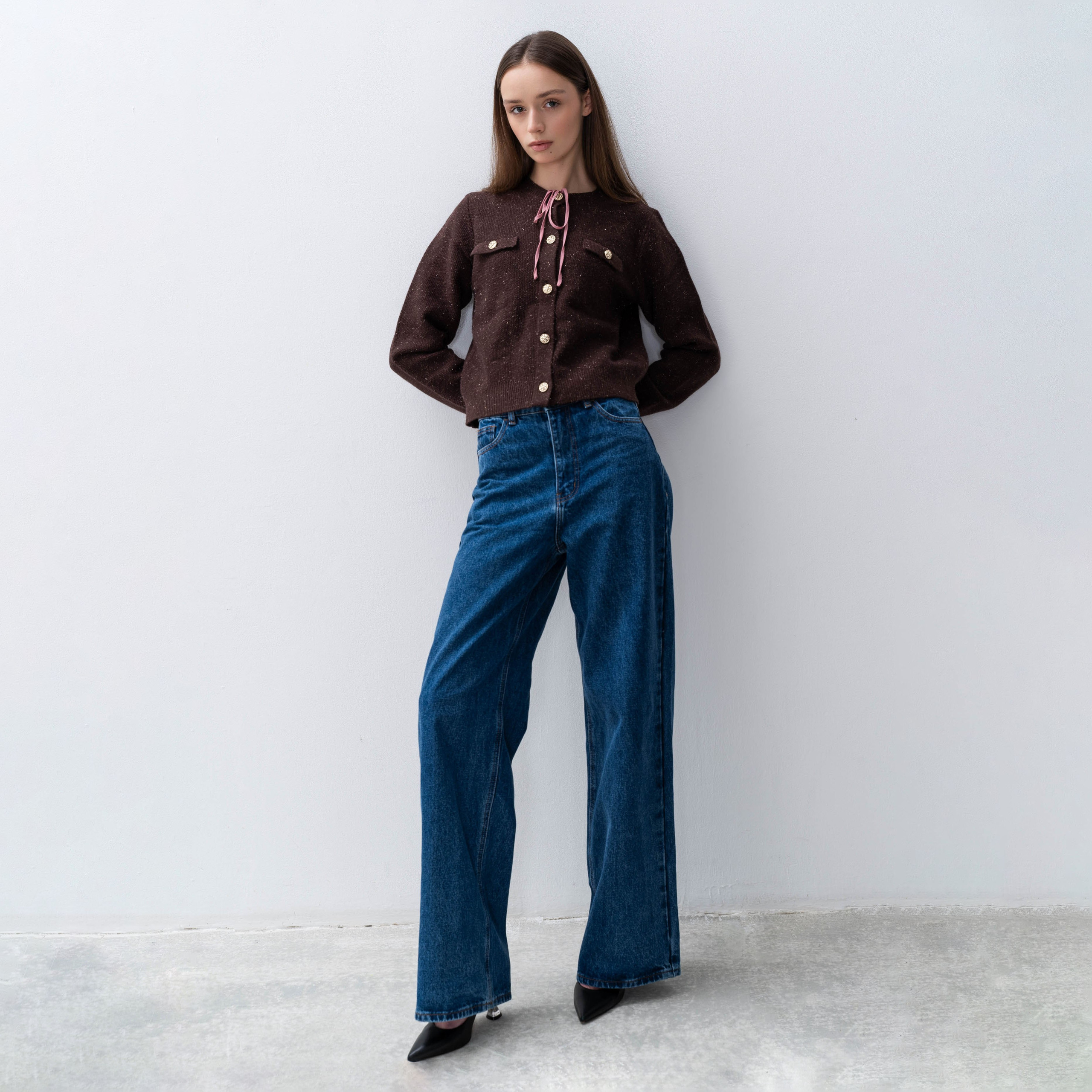 Лукбук у белой стены