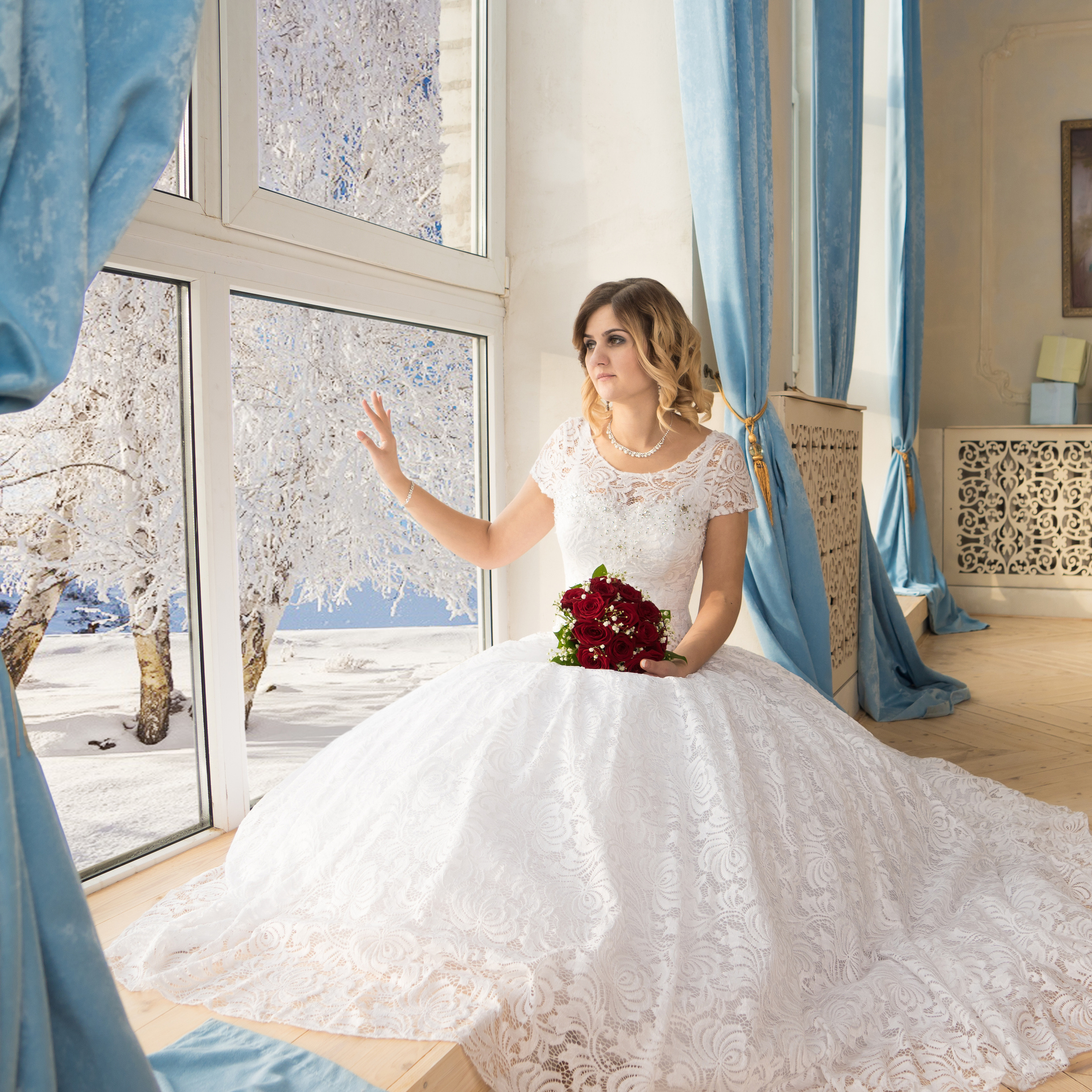 Свадебная фотосессия в интерьерной студии.