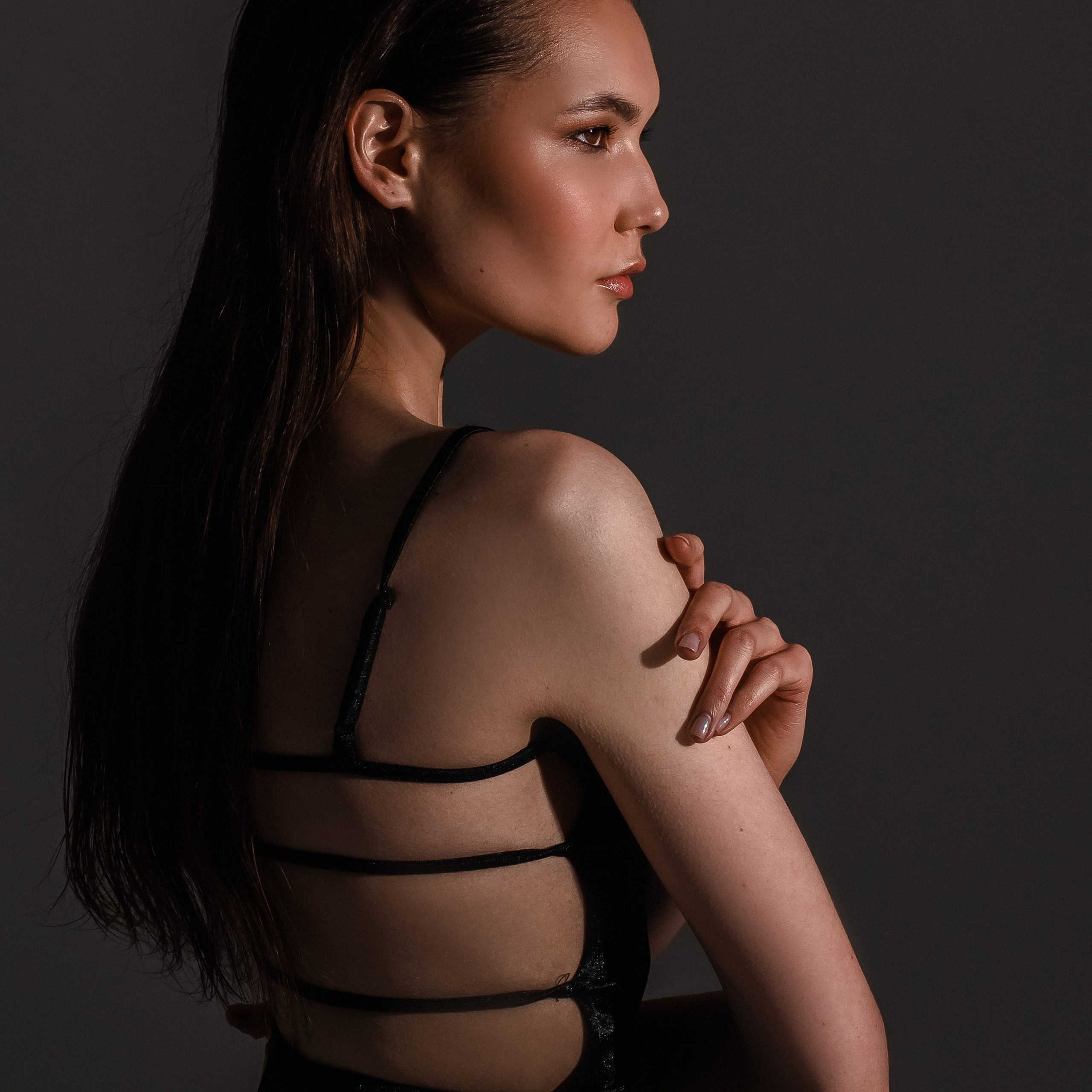 фотосессия с импульсным светом, портрет с жестким светом, темный портрет