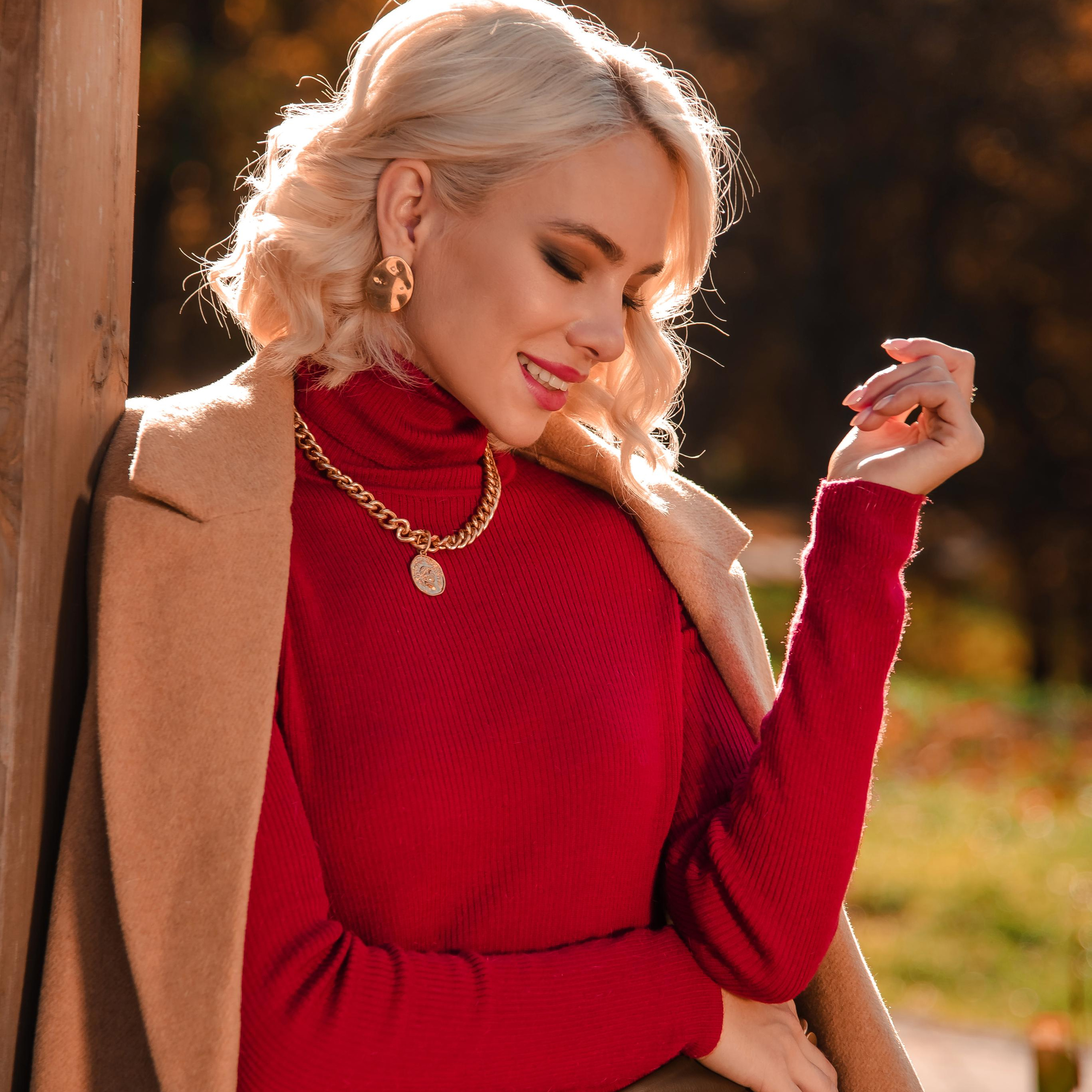 женская фотосессия в осеннем парке, девушка блондинка в красной водолазке и пальто осенью