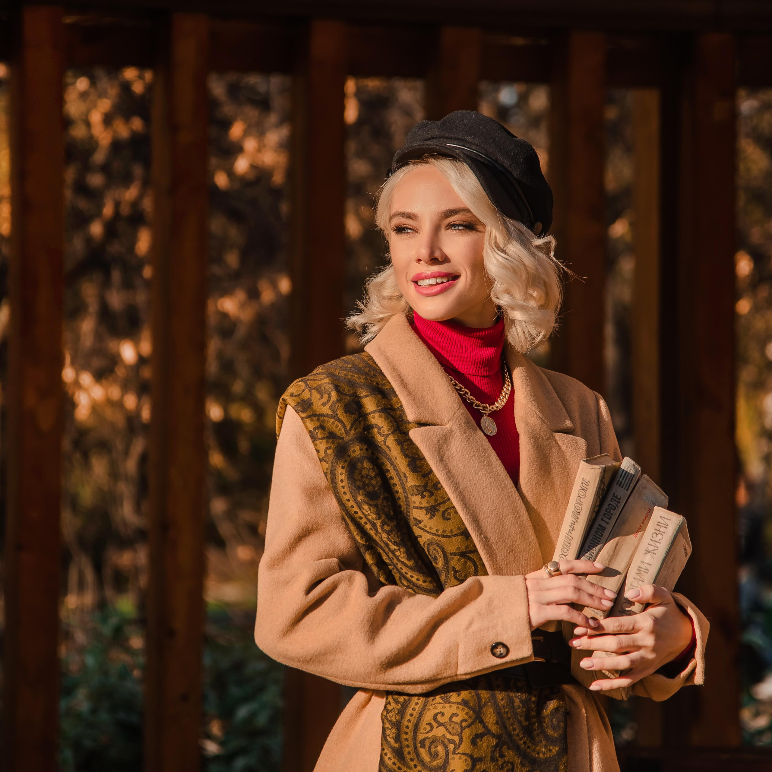 девушка в парке с книгами