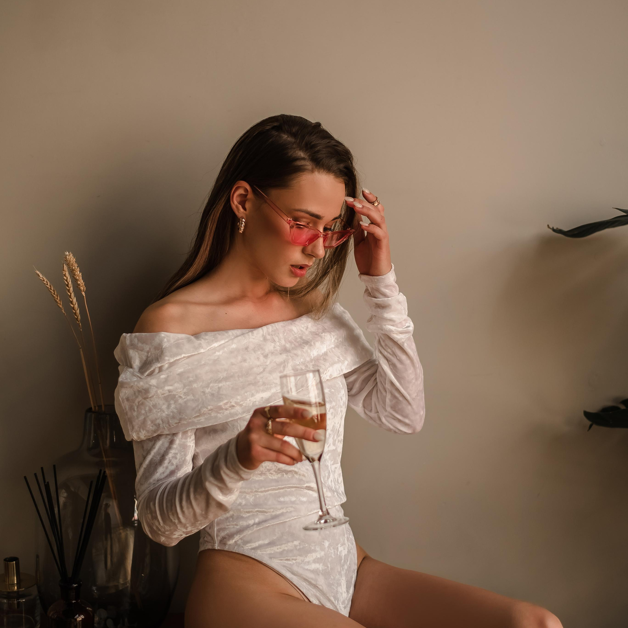 девушка в боди с бокалом вина