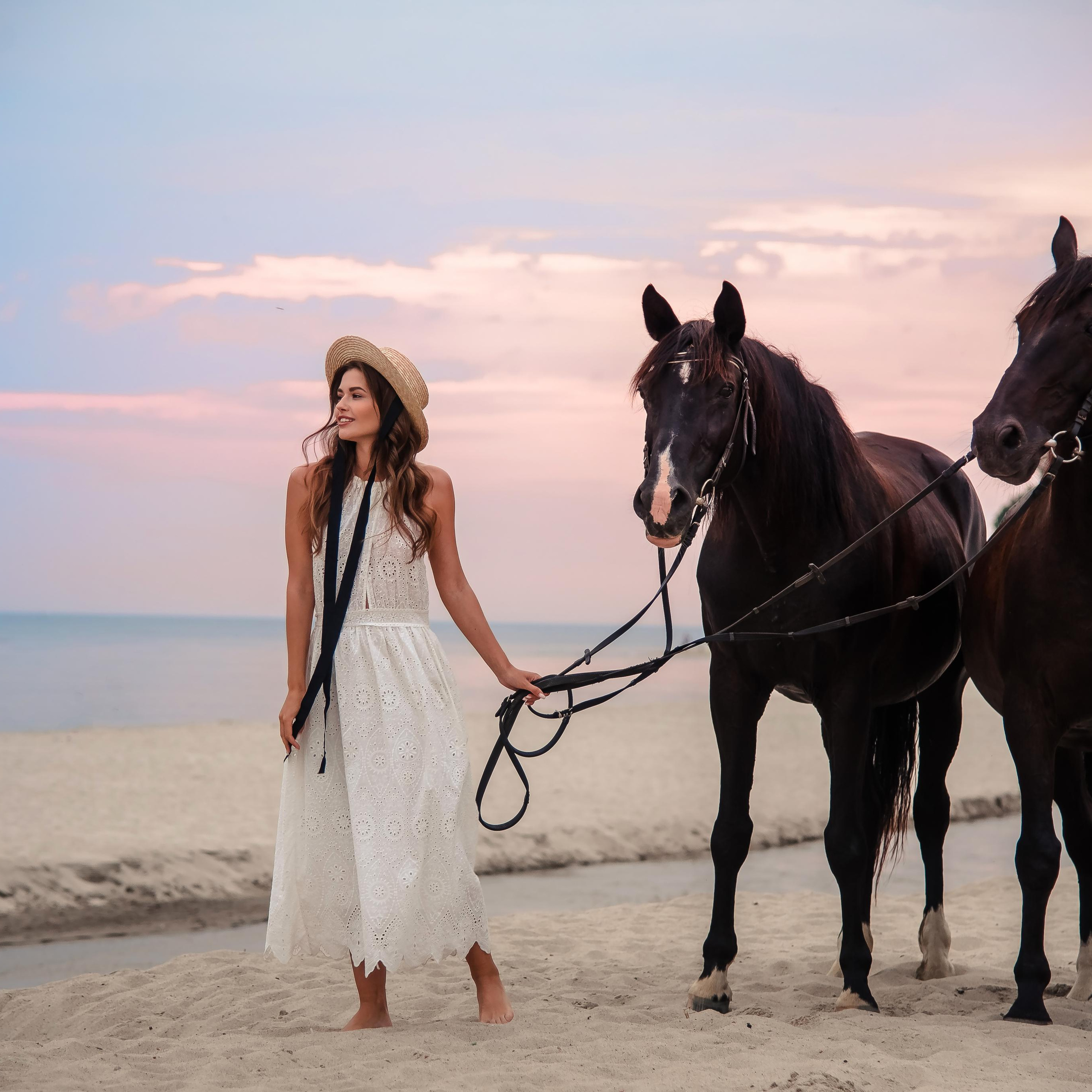 фотосессия с лошадьми на закате на пляже, девушка с лошадьми на море