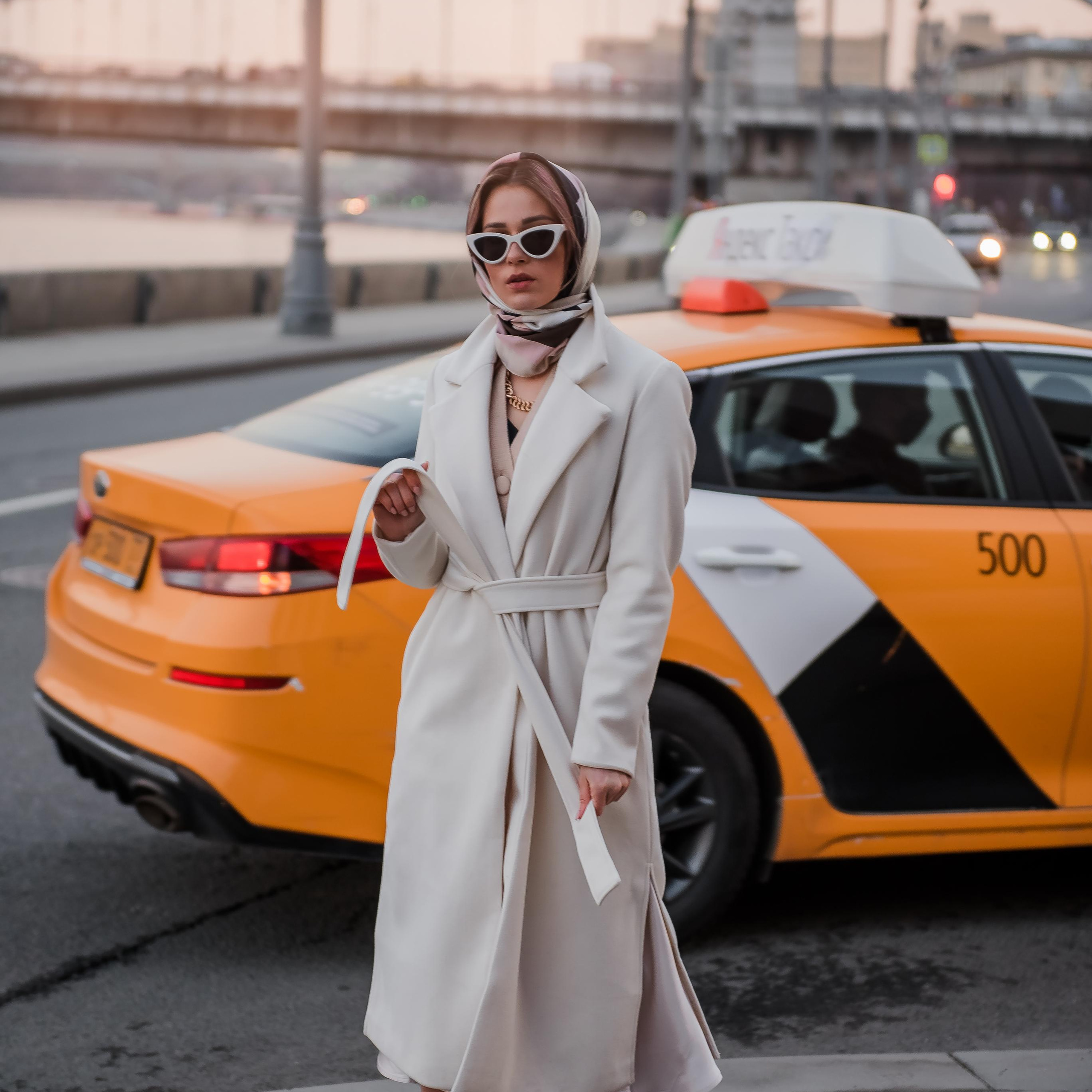 девушка в большом городе, девушка на фоне моста, фотосессия с такси