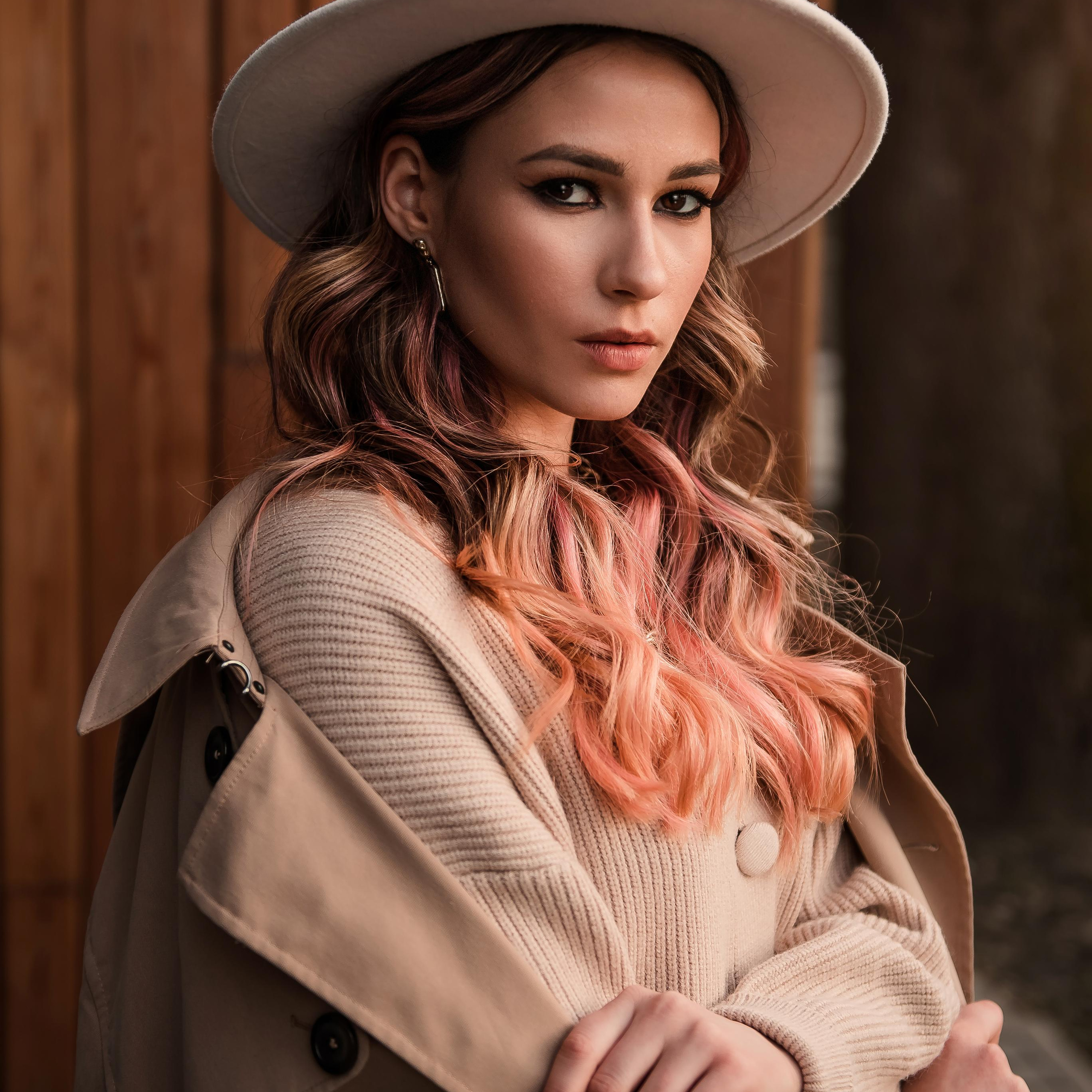 женская фотосессия в городе, девушка в шляпе и тренче