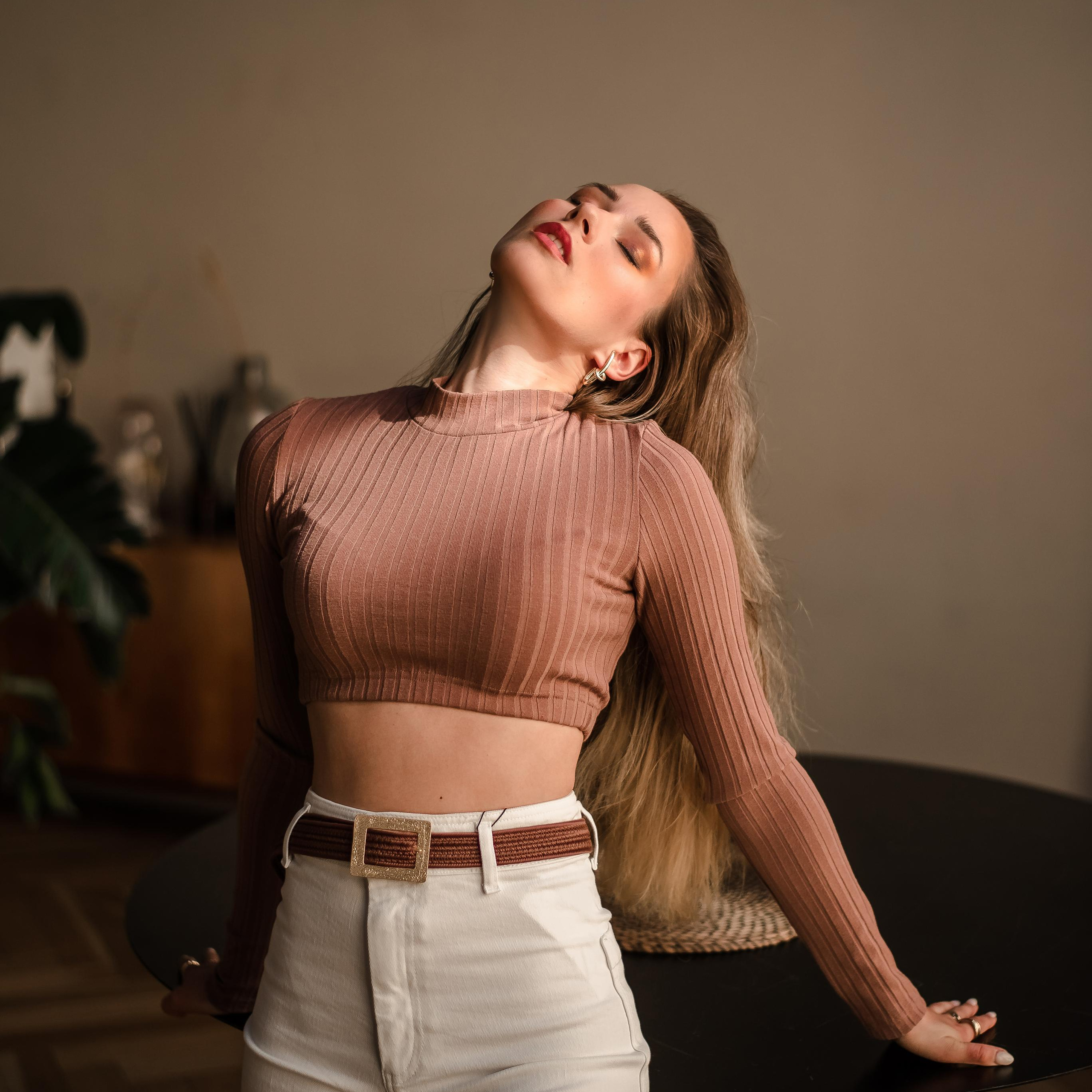 женская контент фотосессия, портрет девушки, девушка в лучах солнца