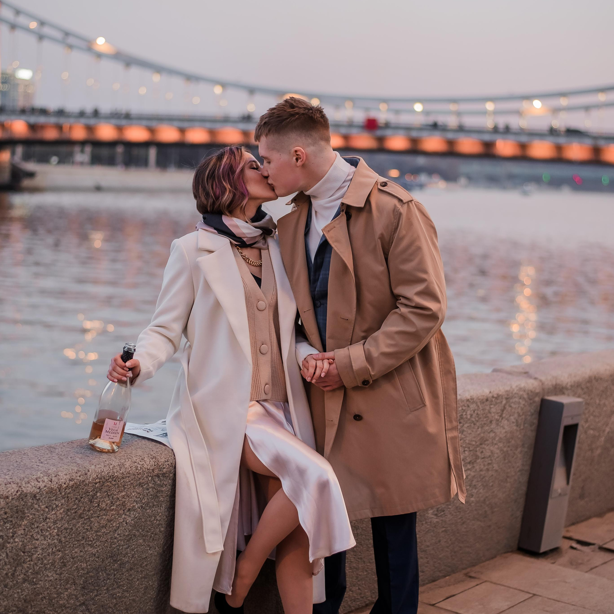 love-story в городе, пара в ночном городе, пара с шампанским