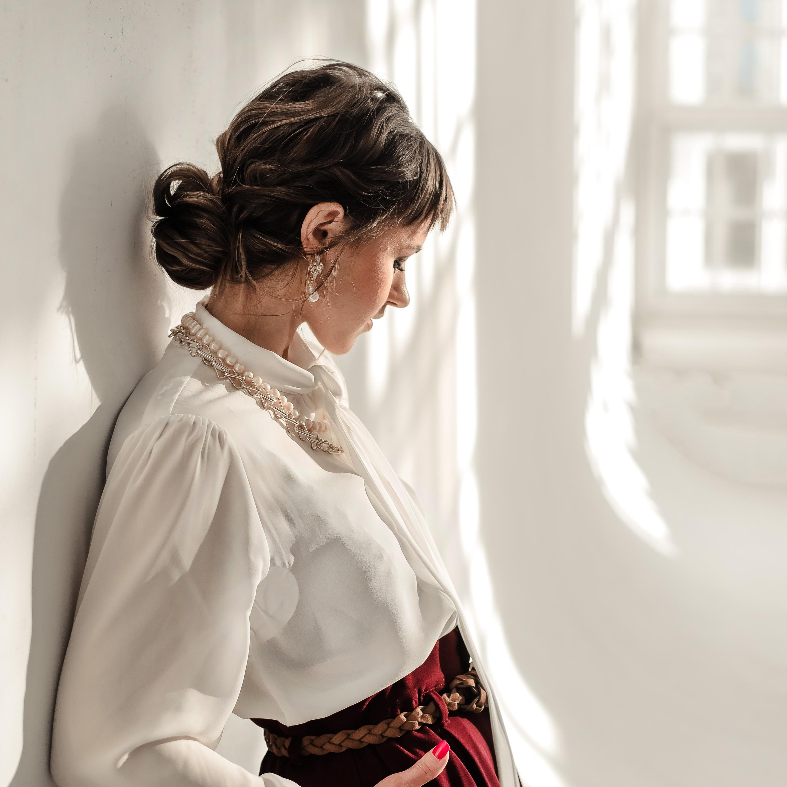 женская контент фотосессия, портрет девушки, девушка в светлой студии