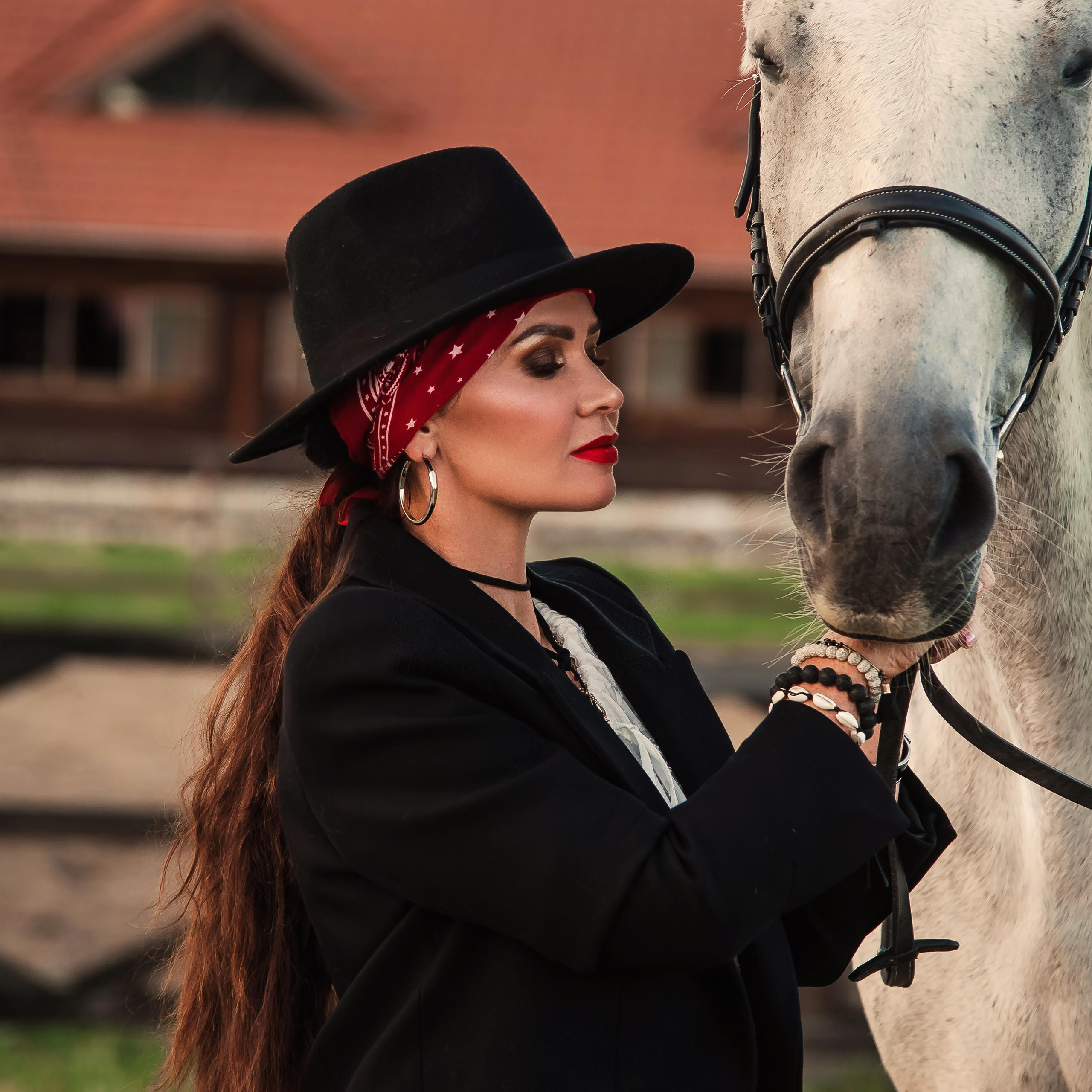 фотосессия с лошадьми, девушка с лошадью в ковбойской пляже, фотосессия в стиле ковбой