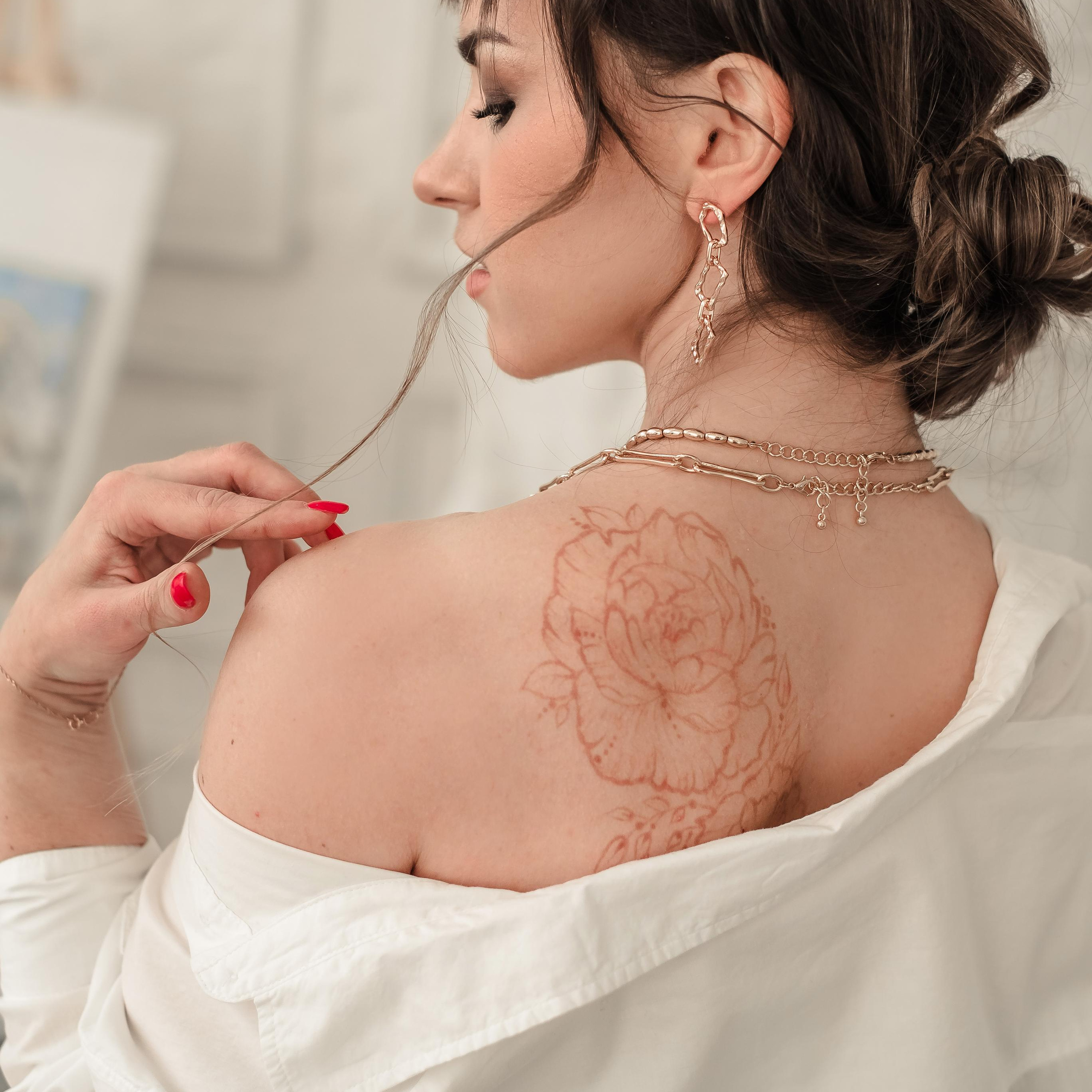 женский портрет в светлой студии, девушка в рубашке, девушка с татуировкой