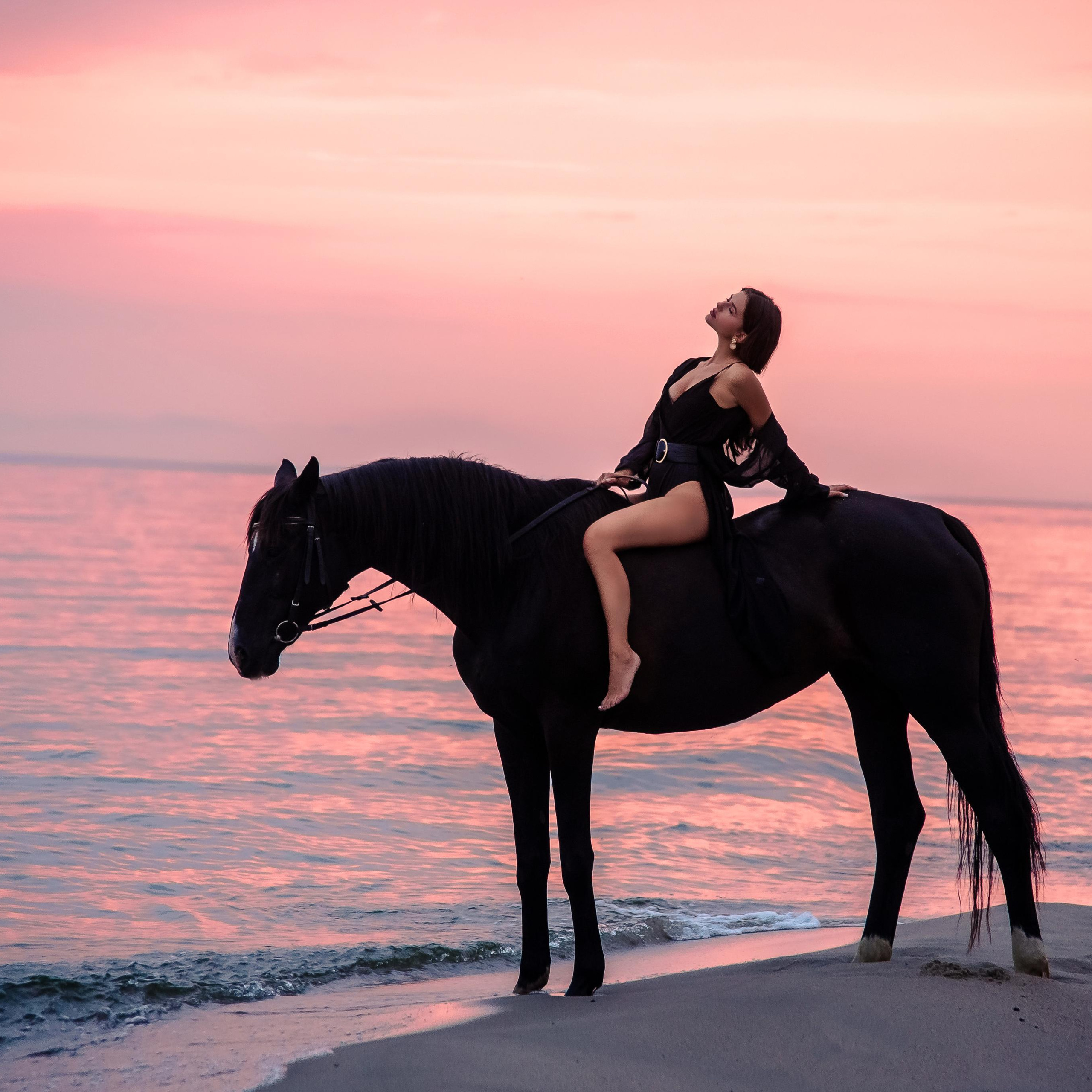 фотосессия с лошадью на закате на пляже, девушка с лошадью на море