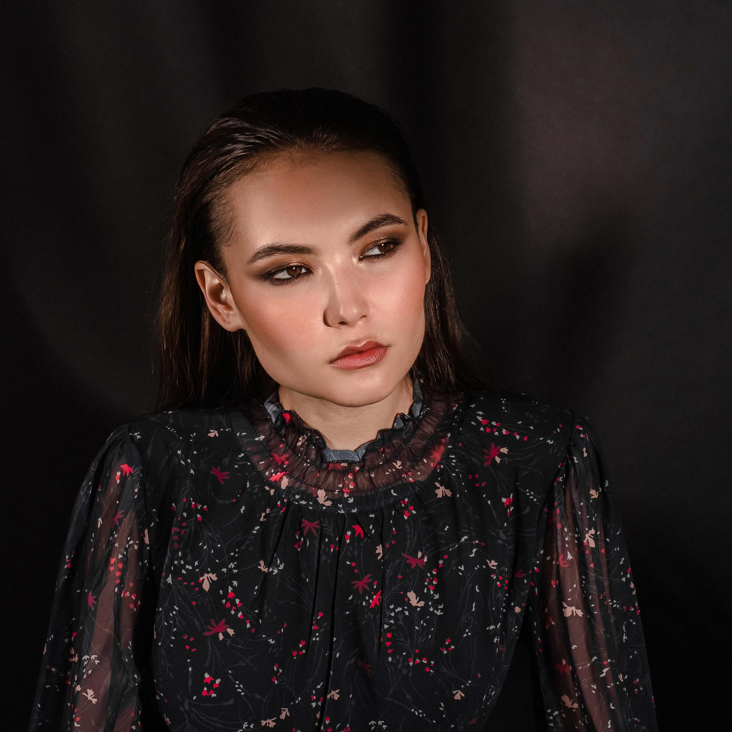 фотосессия с импульсным светом, темный портрет