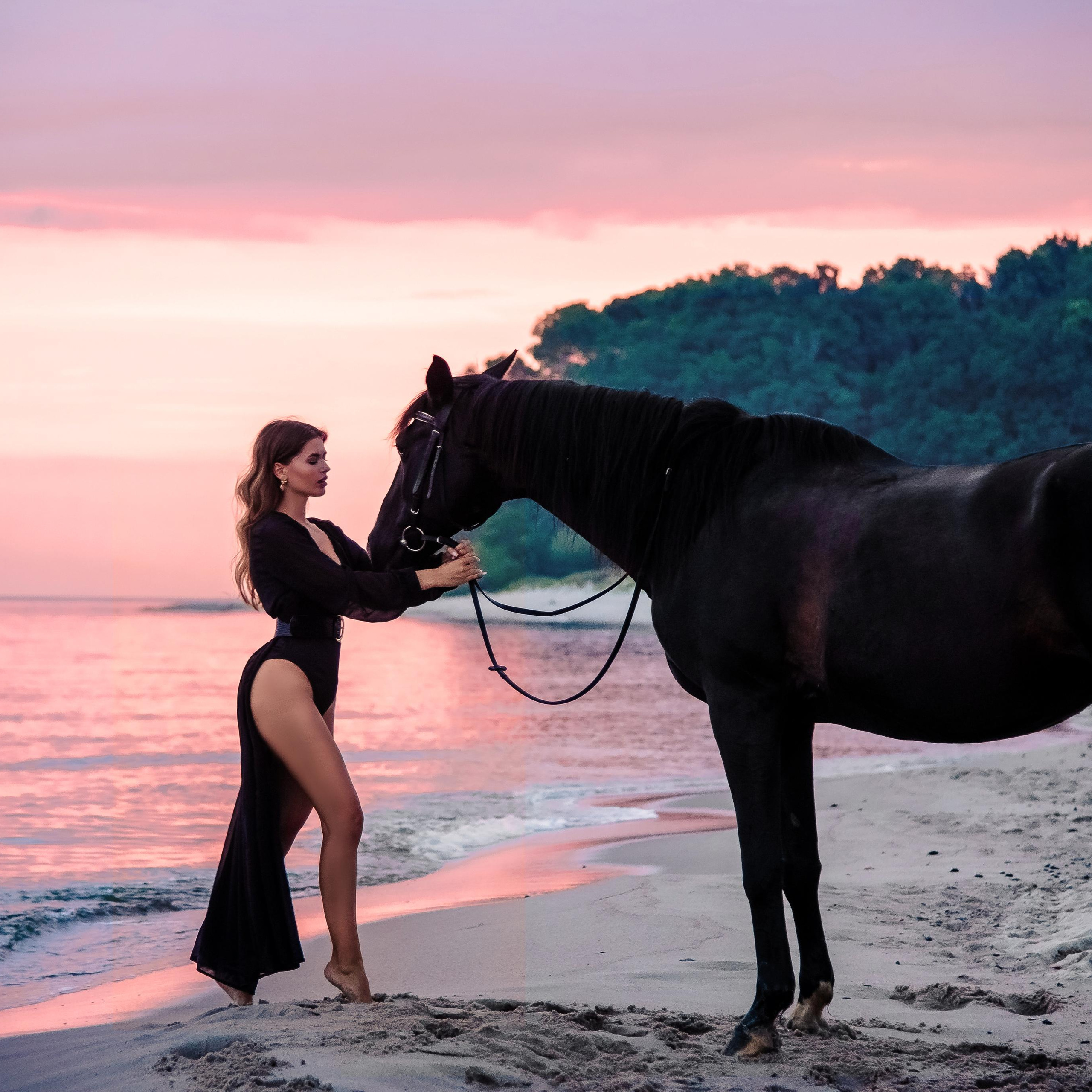 фотосессия с лошадью на закате на пляже, девушка с лошадью на море