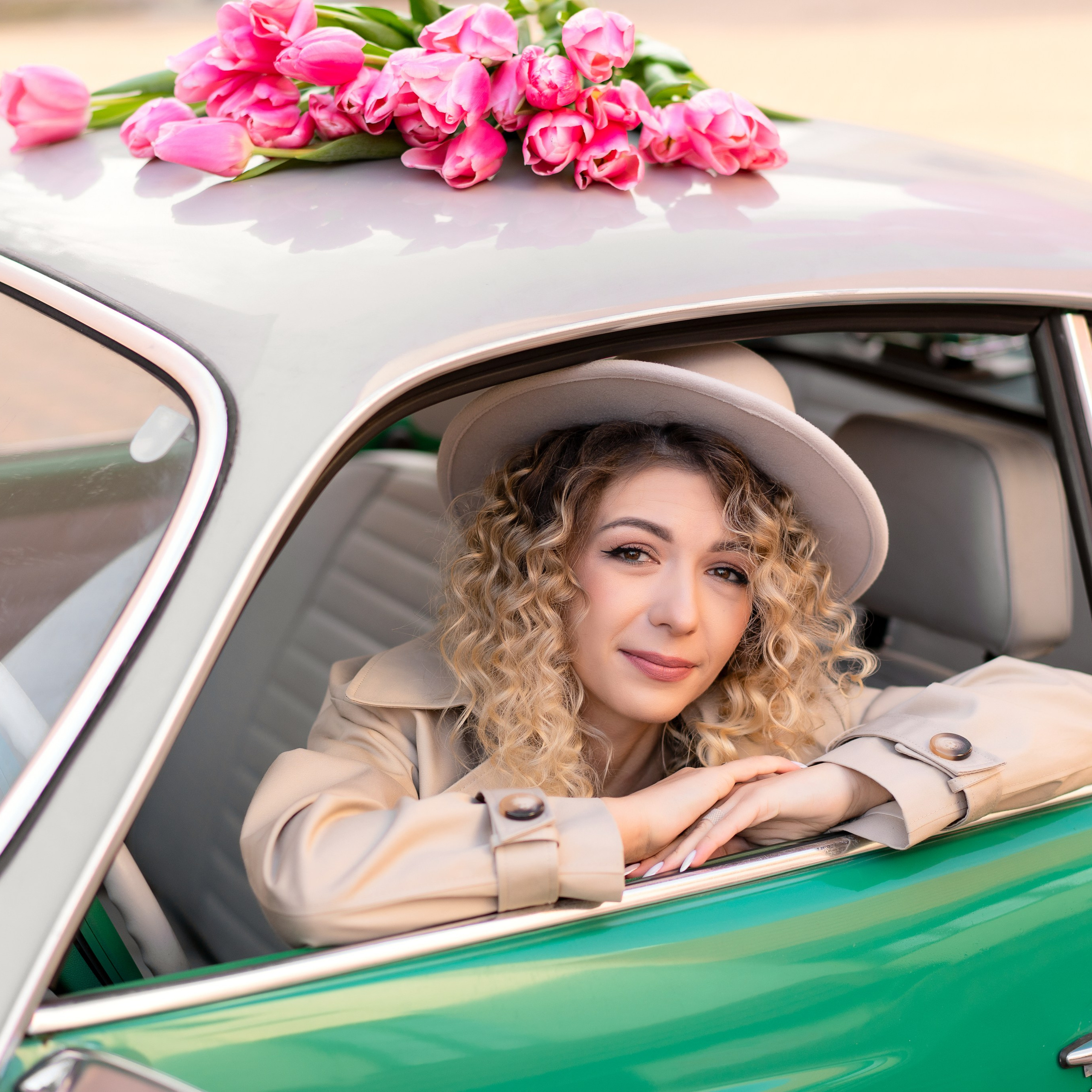 Машина с тюльпанами