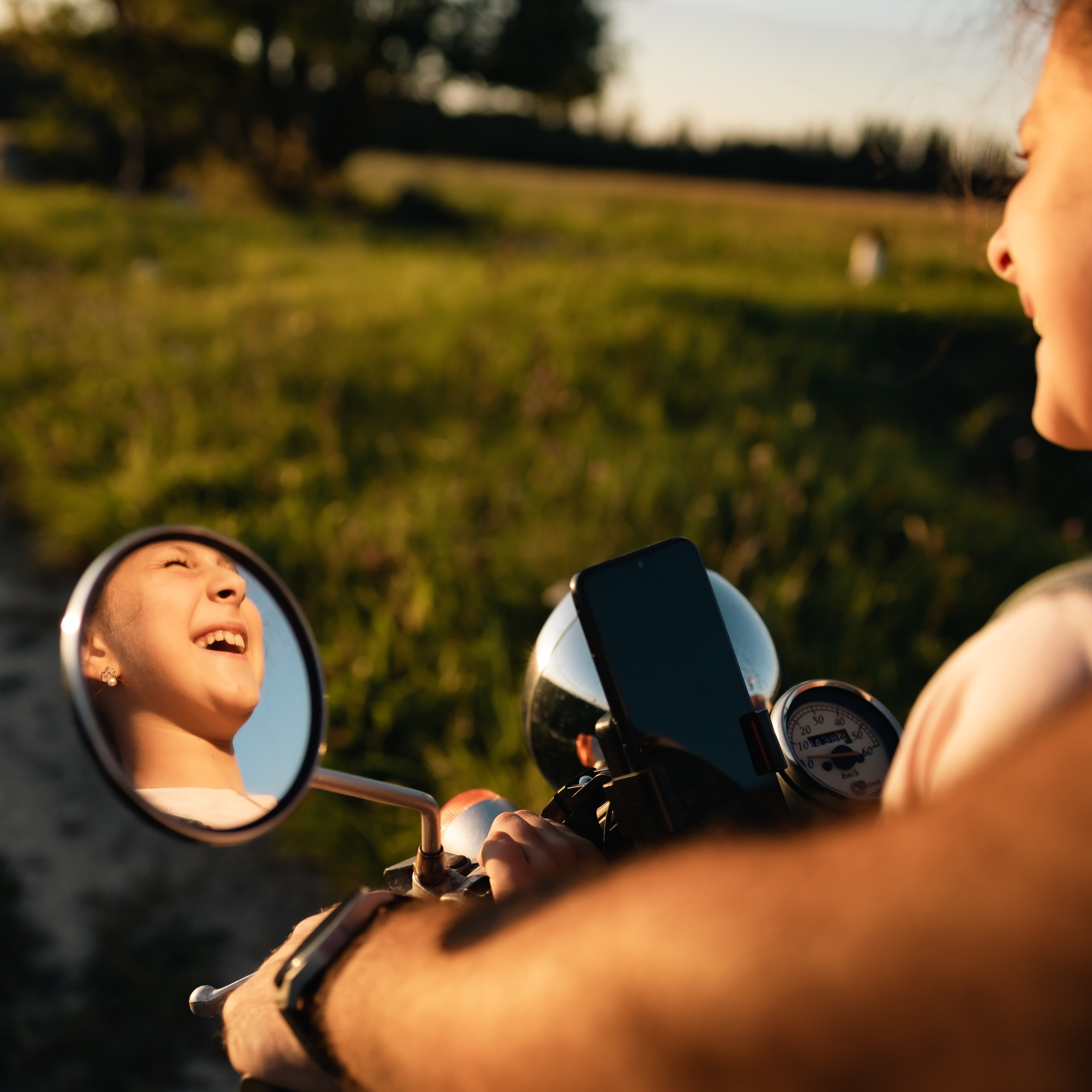 Ценные моменты с папой. Фотосессия «Папа и дочь в мини путешествии на мопеде»