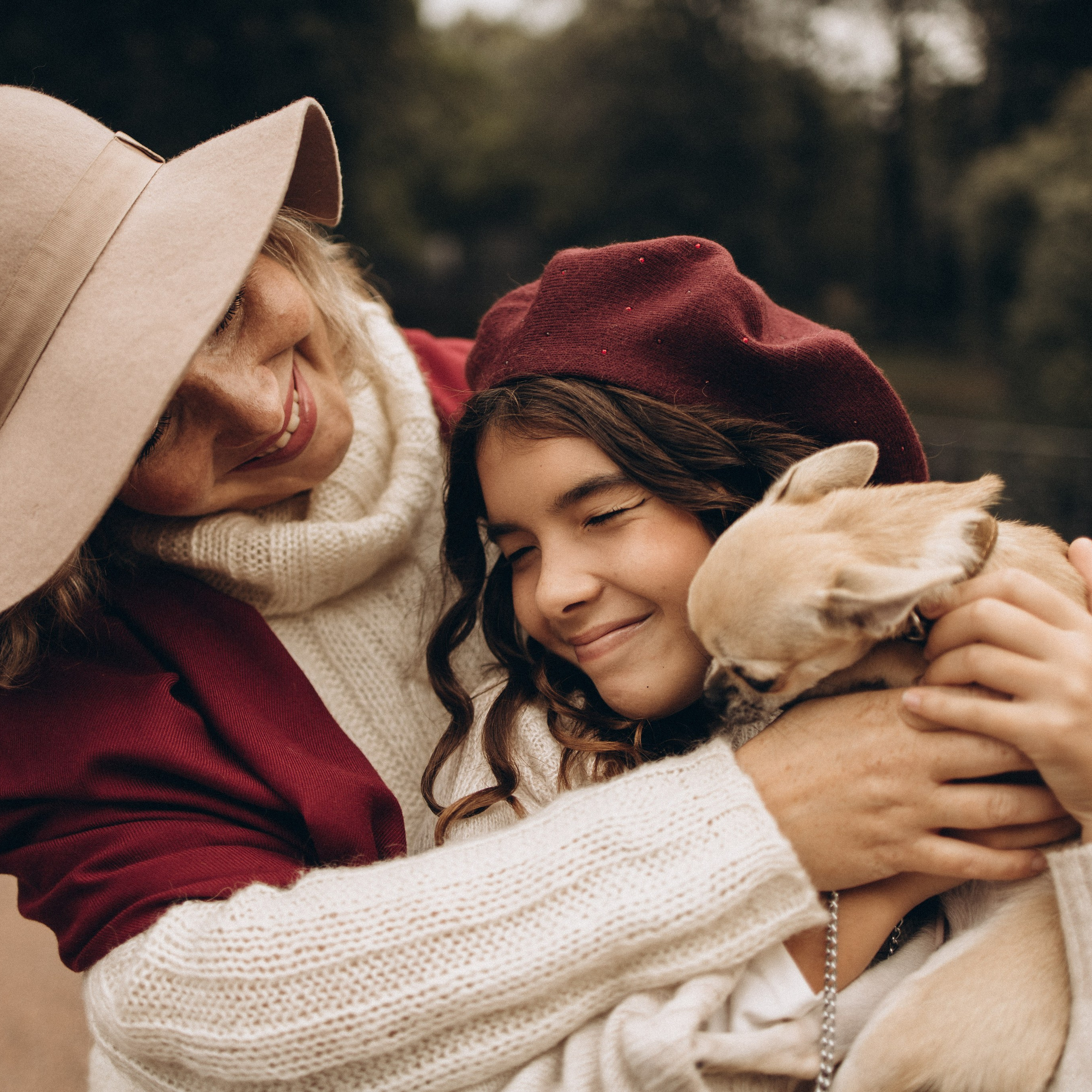 Екатерина, Софи и их маленькая собачка на прогулке. Осенняя фотосессия в Лопухинском саду