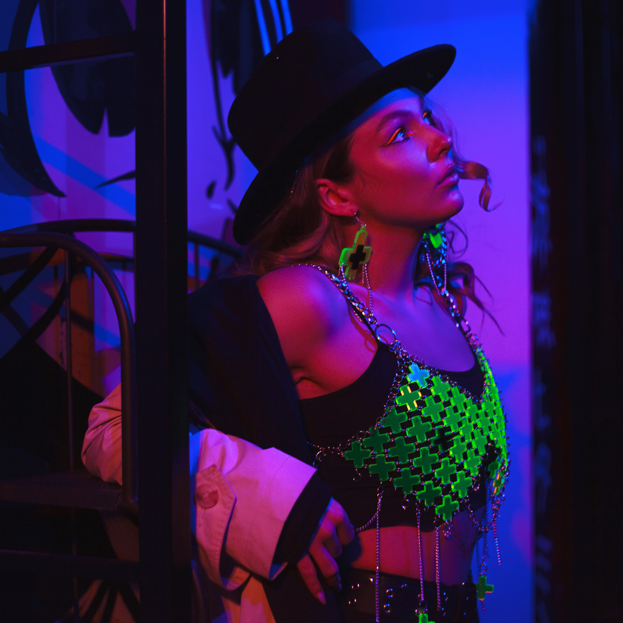 Съёмка в неоновых огнях. Москва