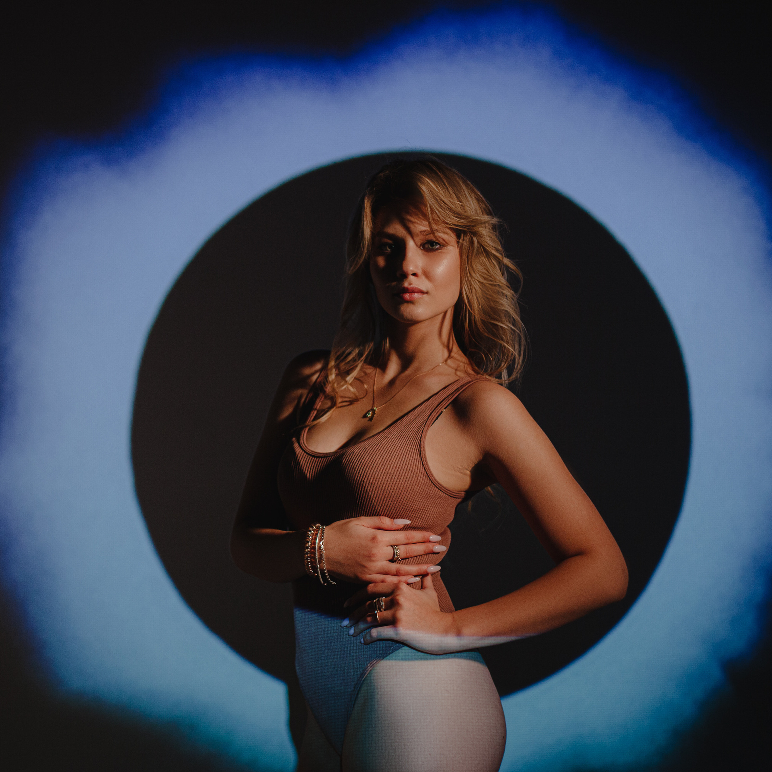 Съёмка в студии с использованием проектора