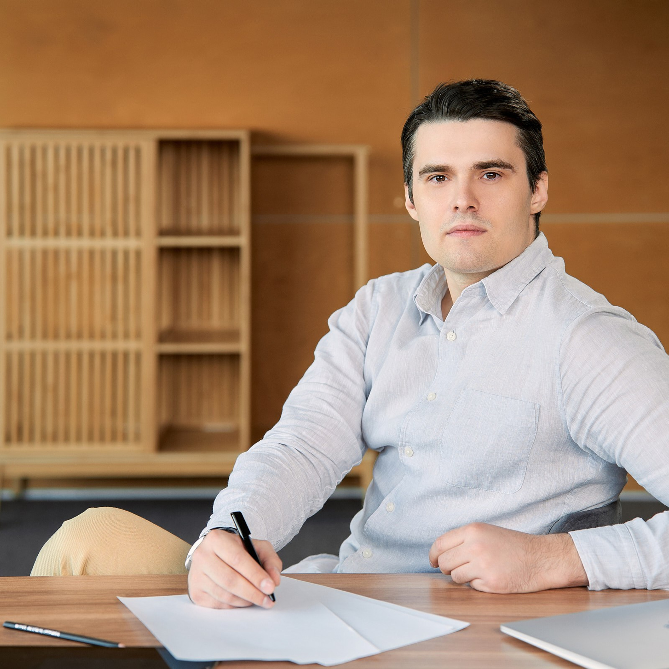 СКБ-контур (портреты в интерьерах офиса и на белом фоне). Профессиональный фотограф в Екатеринбурге Константин Зарипов