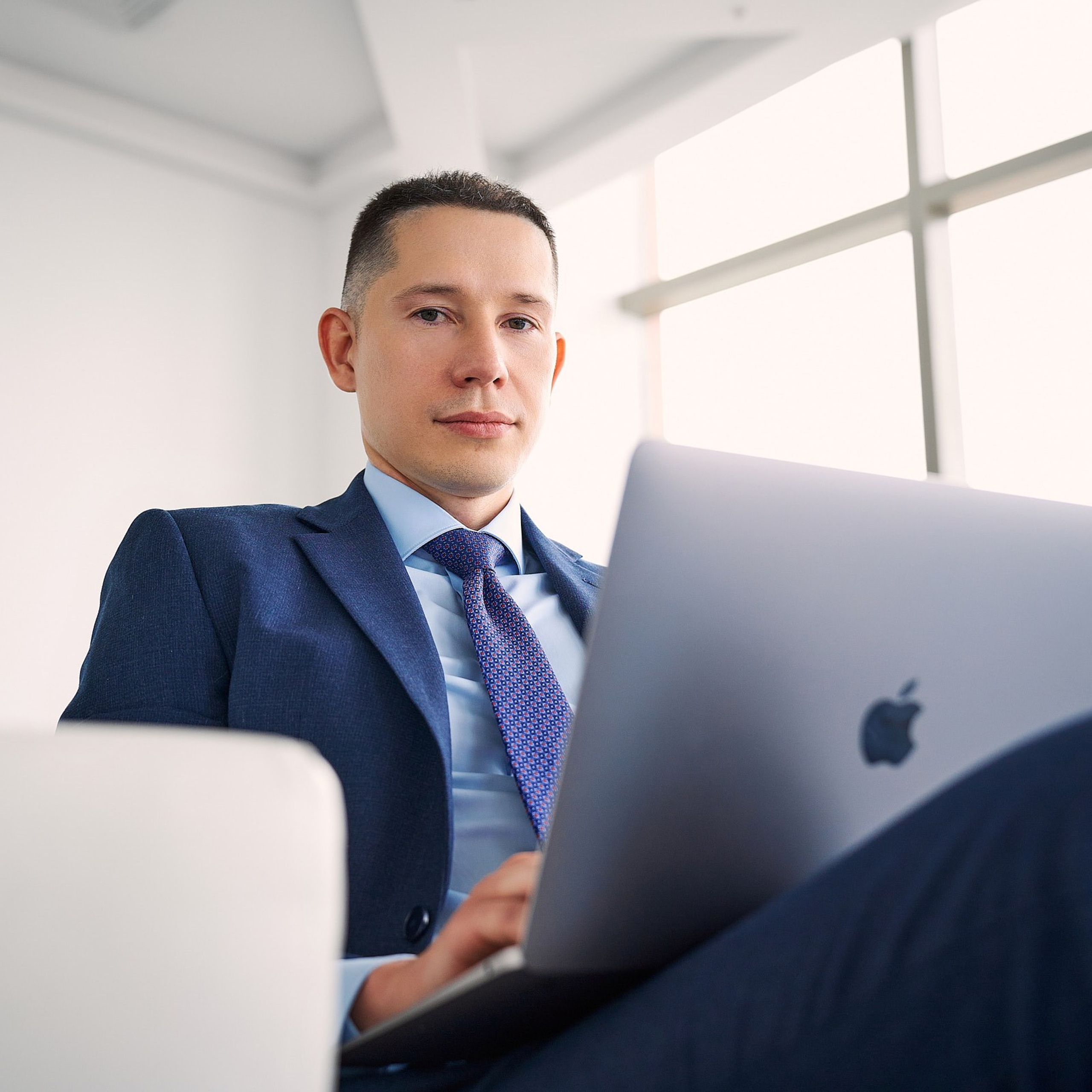Группа компаний Априори (Портреты на белом фоне и в интерьерах + командные фото). Профессиональный фотограф в Екатеринбурге Константин Зарипов