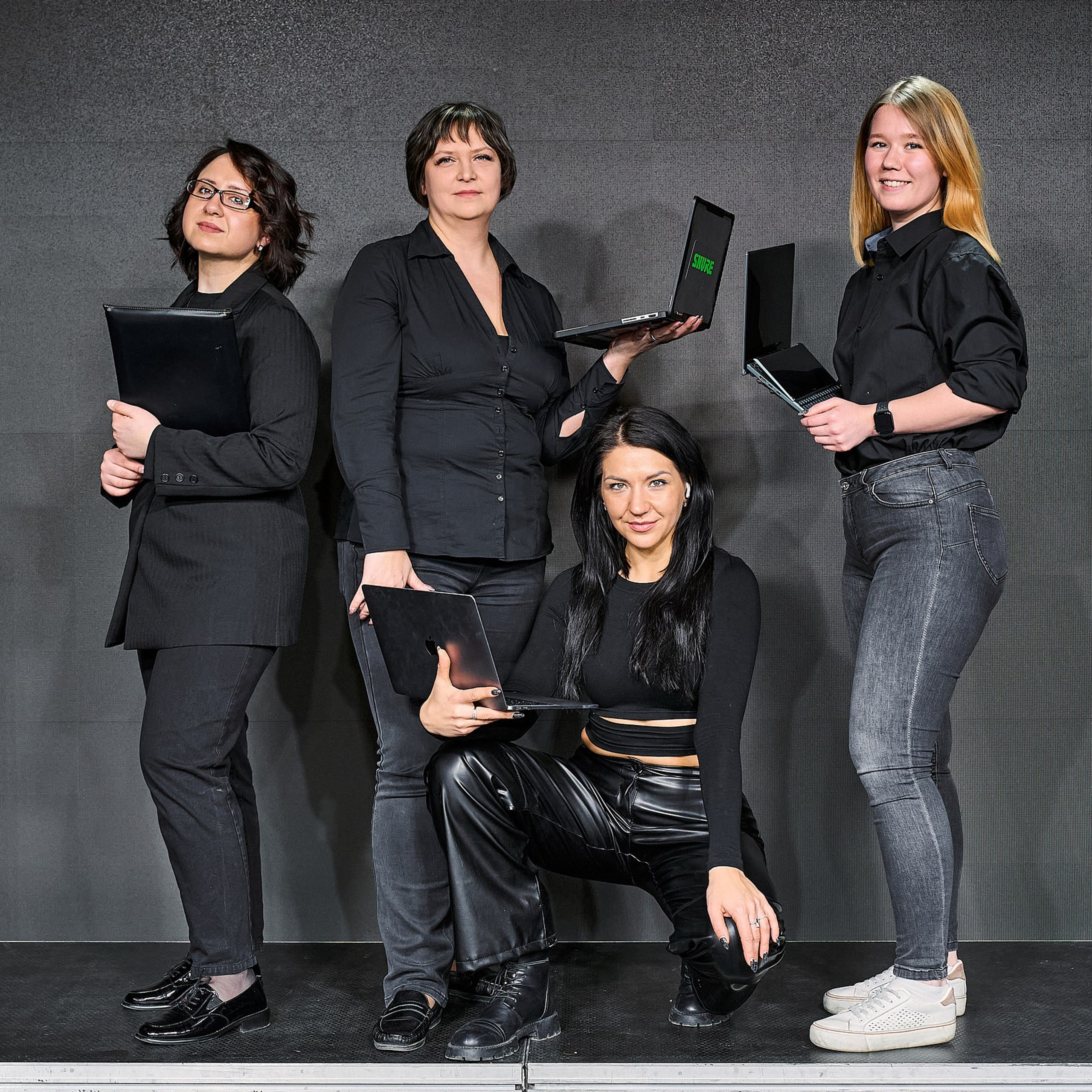 Команда Изи-Шоу (На белом фоне и в рабочей обстановке). Профессиональный фотограф в Екатеринбурге Константин Зарипов