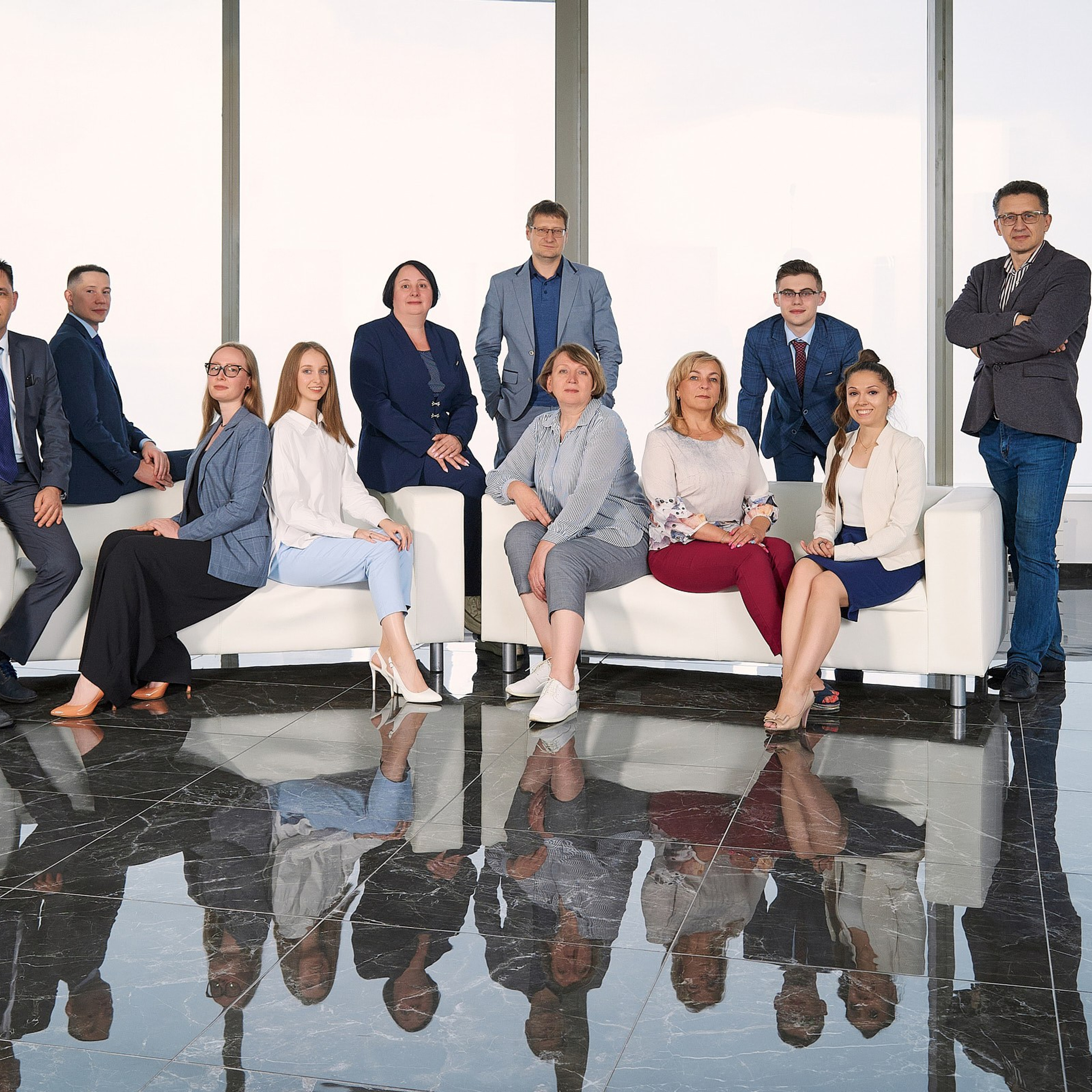 Группа компаний Априори (Портреты на белом фоне и в интерьерах + командные фото). Профессиональный фотограф в Екатеринбурге Константин Зарипов