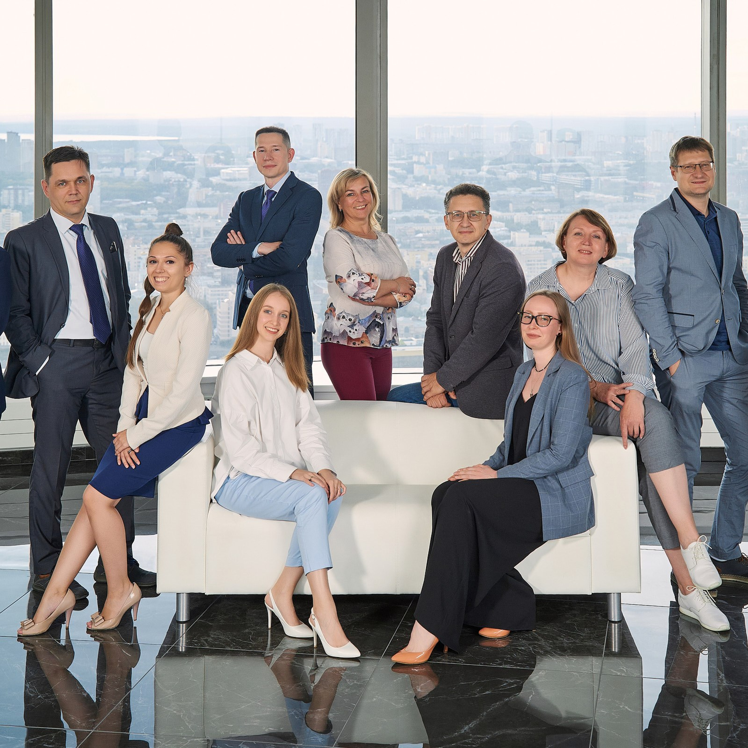 Группа компаний Априори (Портреты на белом фоне и в интерьерах + командные фото). Профессиональный фотограф в Екатеринбурге Константин Зарипов