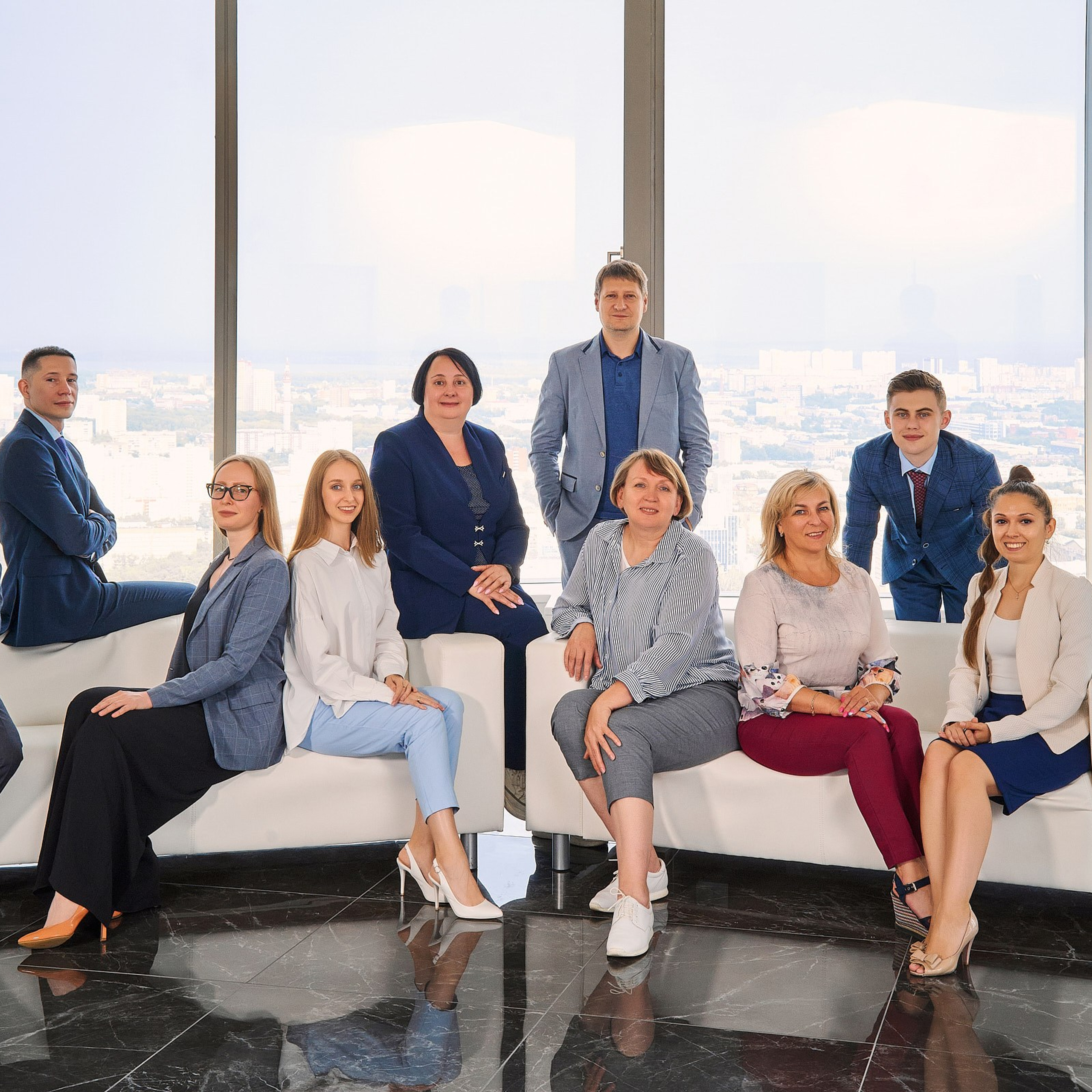 Группа компаний Априори (Портреты на белом фоне и в интерьерах + командные фото). Профессиональный фотограф в Екатеринбурге Константин Зарипов