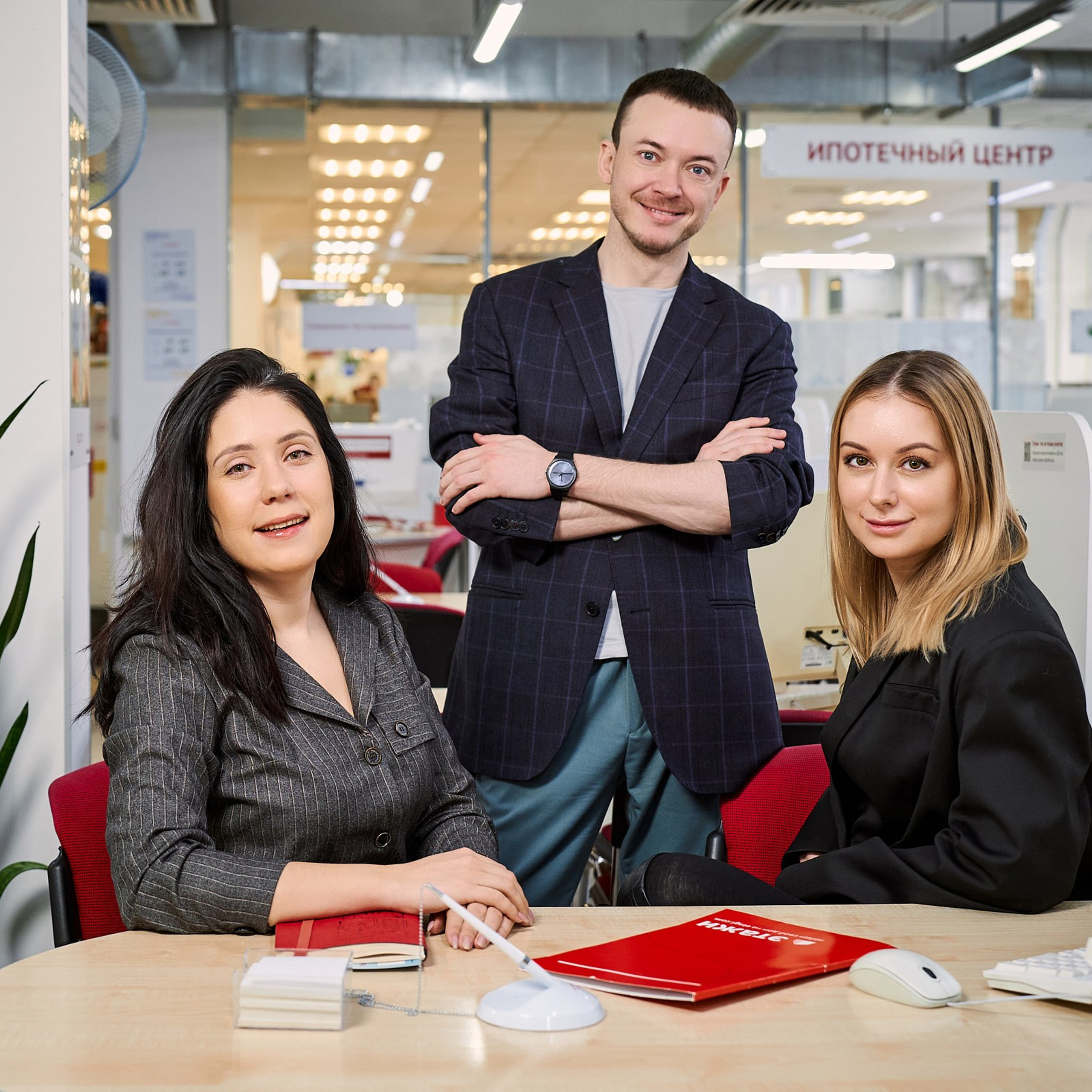 Агентство недвижимости Этажи (Сотрудники в интерьерах офиса или студии). Профессиональный фотограф в Екатеринбурге Константин Зарипов