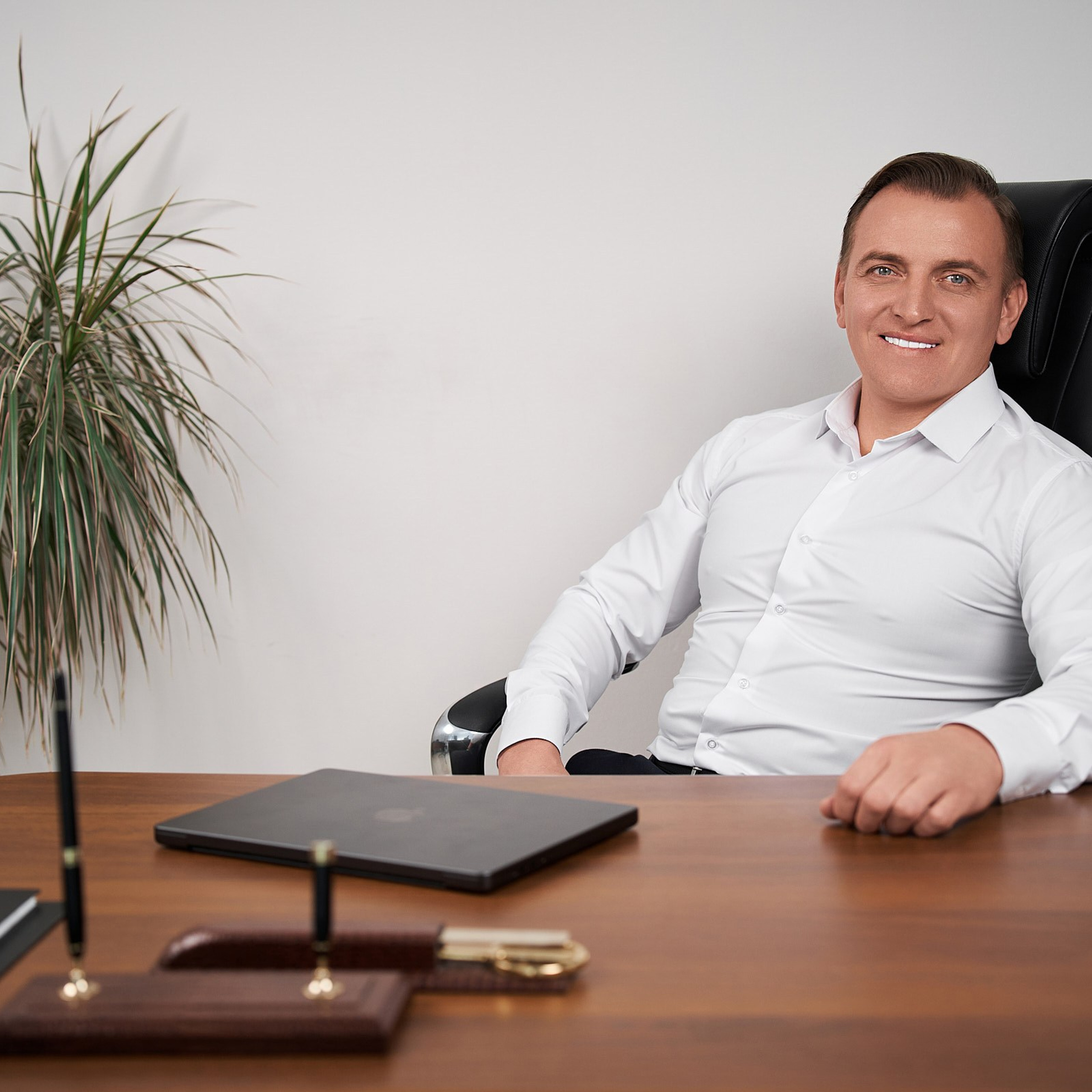 Портрет руководителя для печатных изданий (в интерьерах офиса). Профессиональный фотограф в Екатеринбурге Константин Зарипов