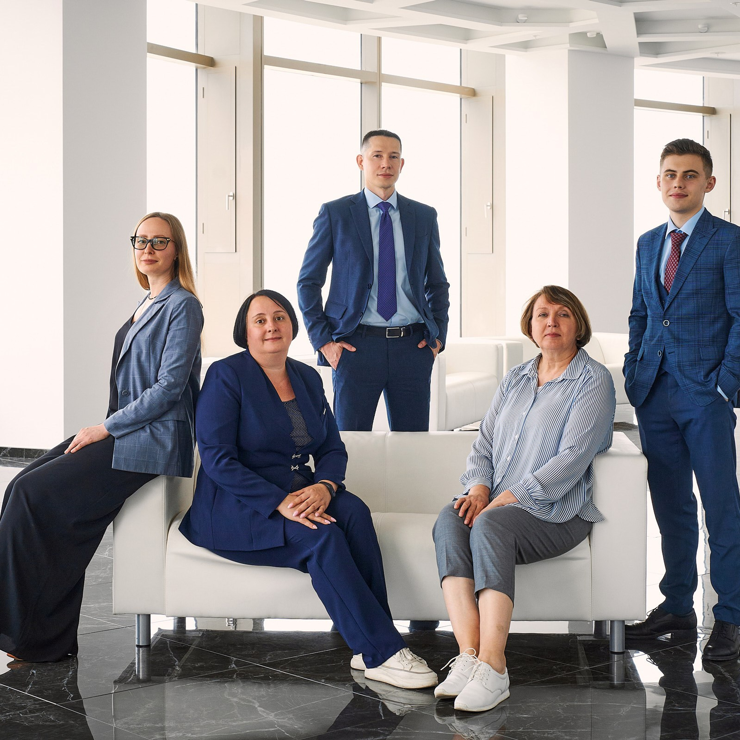 Группа компаний Априори (Портреты на белом фоне и в интерьерах + командные фото). Профессиональный фотограф в Екатеринбурге Константин Зарипов