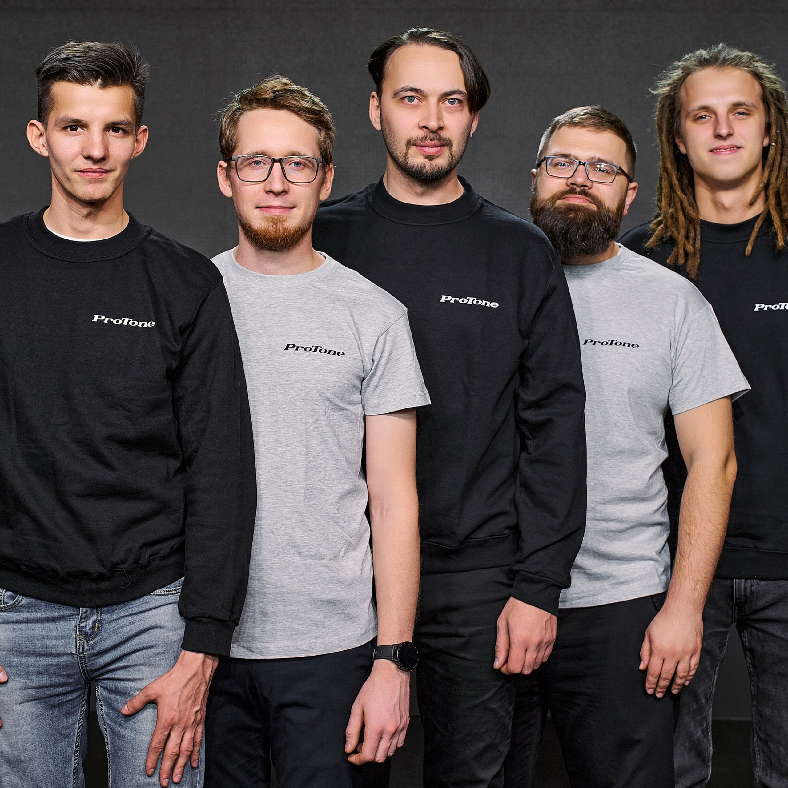 Команда Изи-Шоу (На белом фоне и в рабочей обстановке). Профессиональный фотограф в Екатеринбурге Константин Зарипов