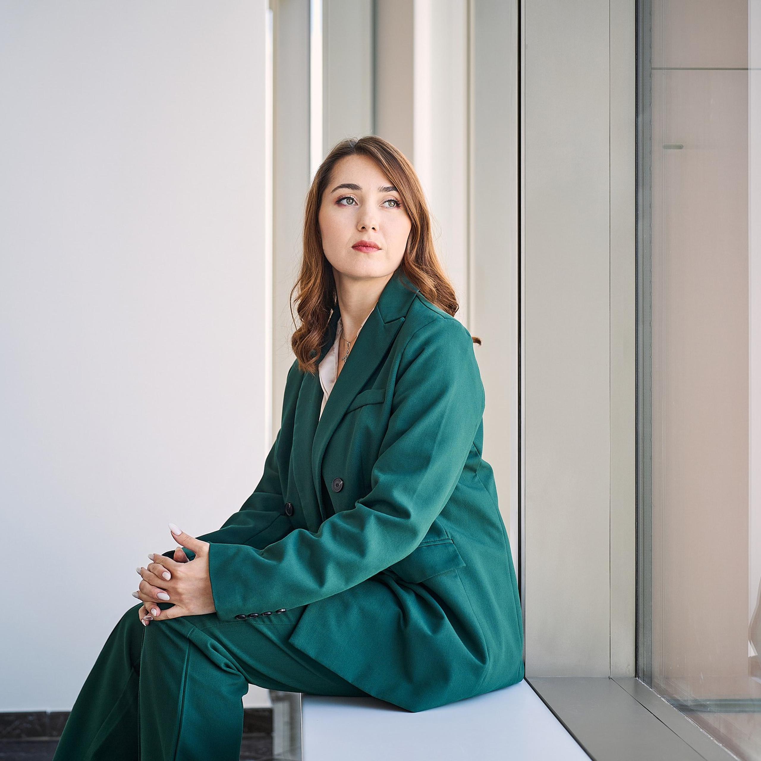 Группа компаний Априори (Портреты на белом фоне и в интерьерах + командные фото). Профессиональный фотограф в Екатеринбурге Константин Зарипов