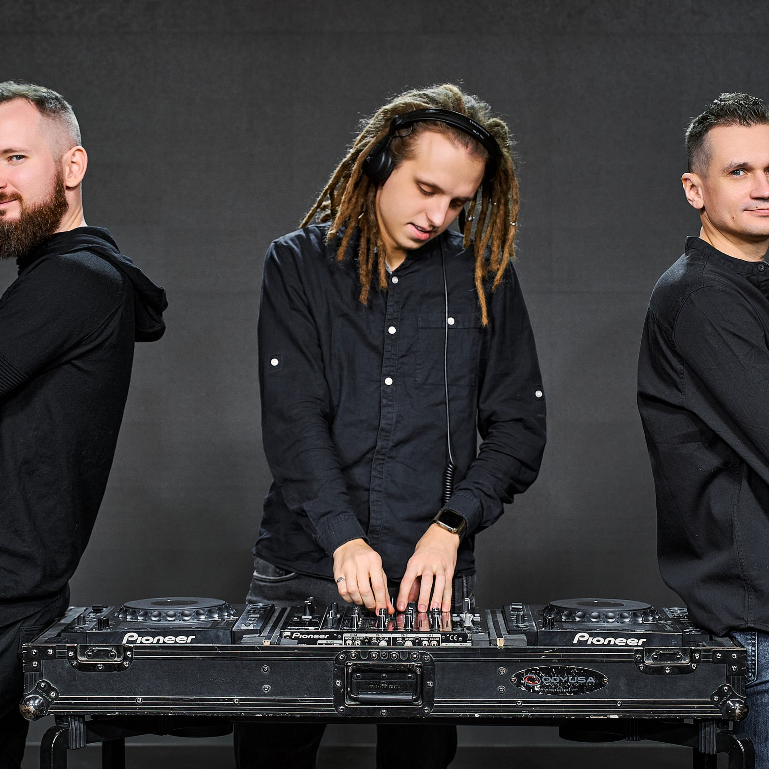 Команда Изи-Шоу (На белом фоне и в рабочей обстановке). Профессиональный фотограф в Екатеринбурге Константин Зарипов