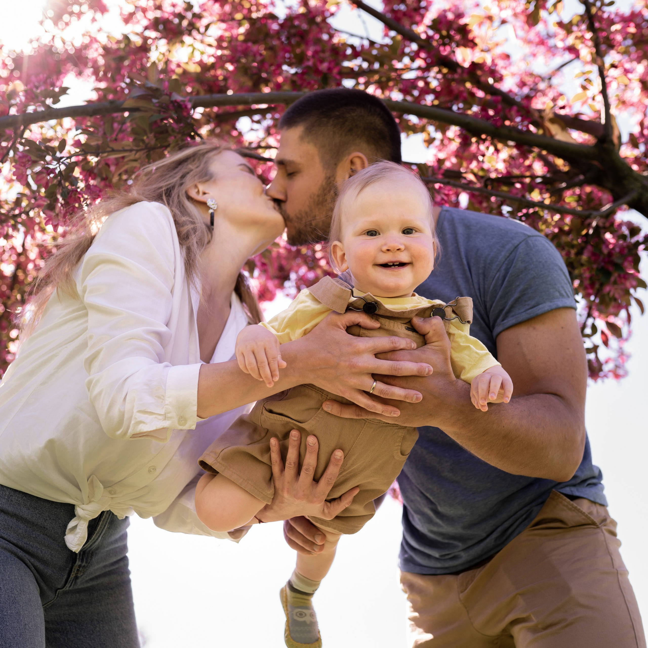 Прогулка в яблоневом саду