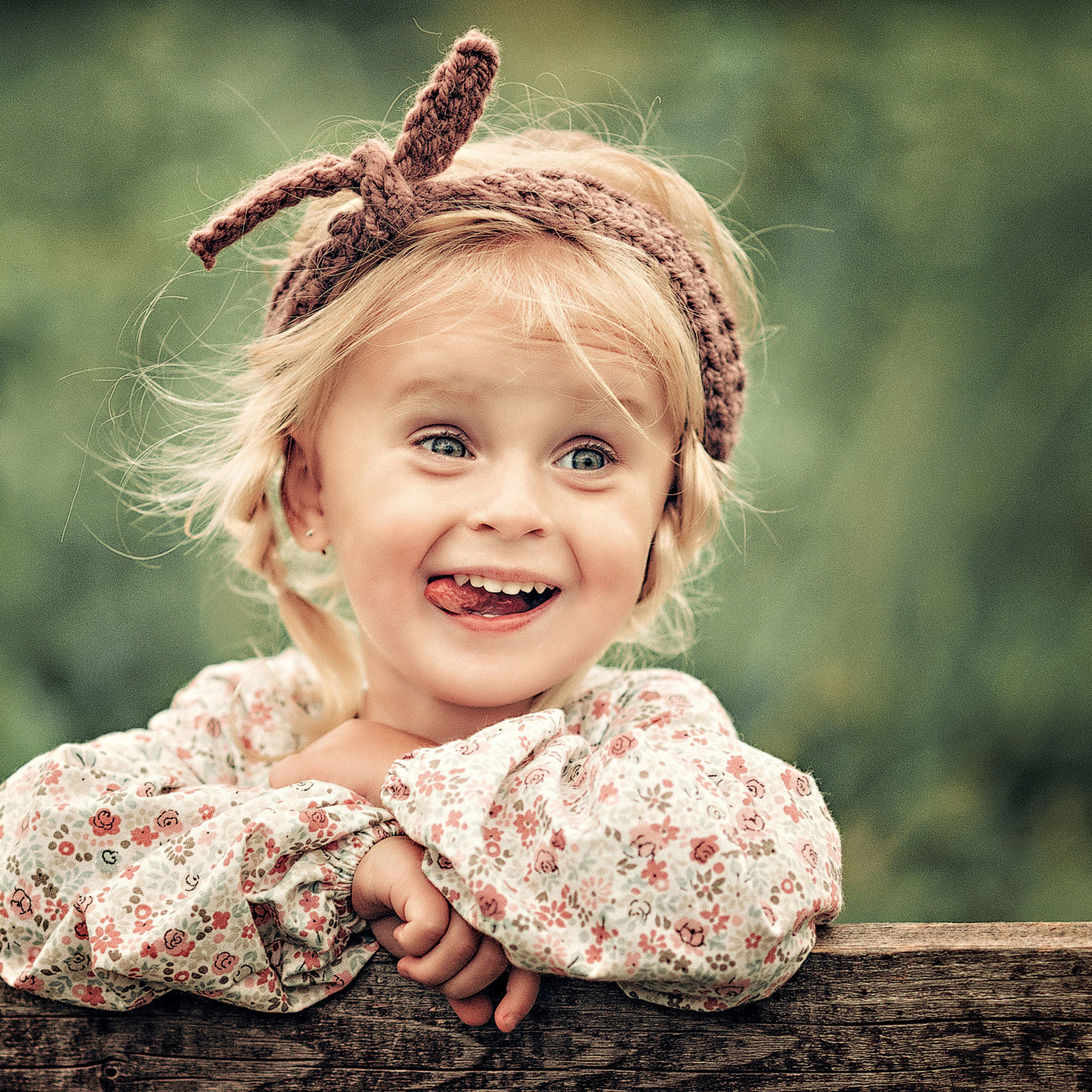 Веселая маленькая девочка улыбается