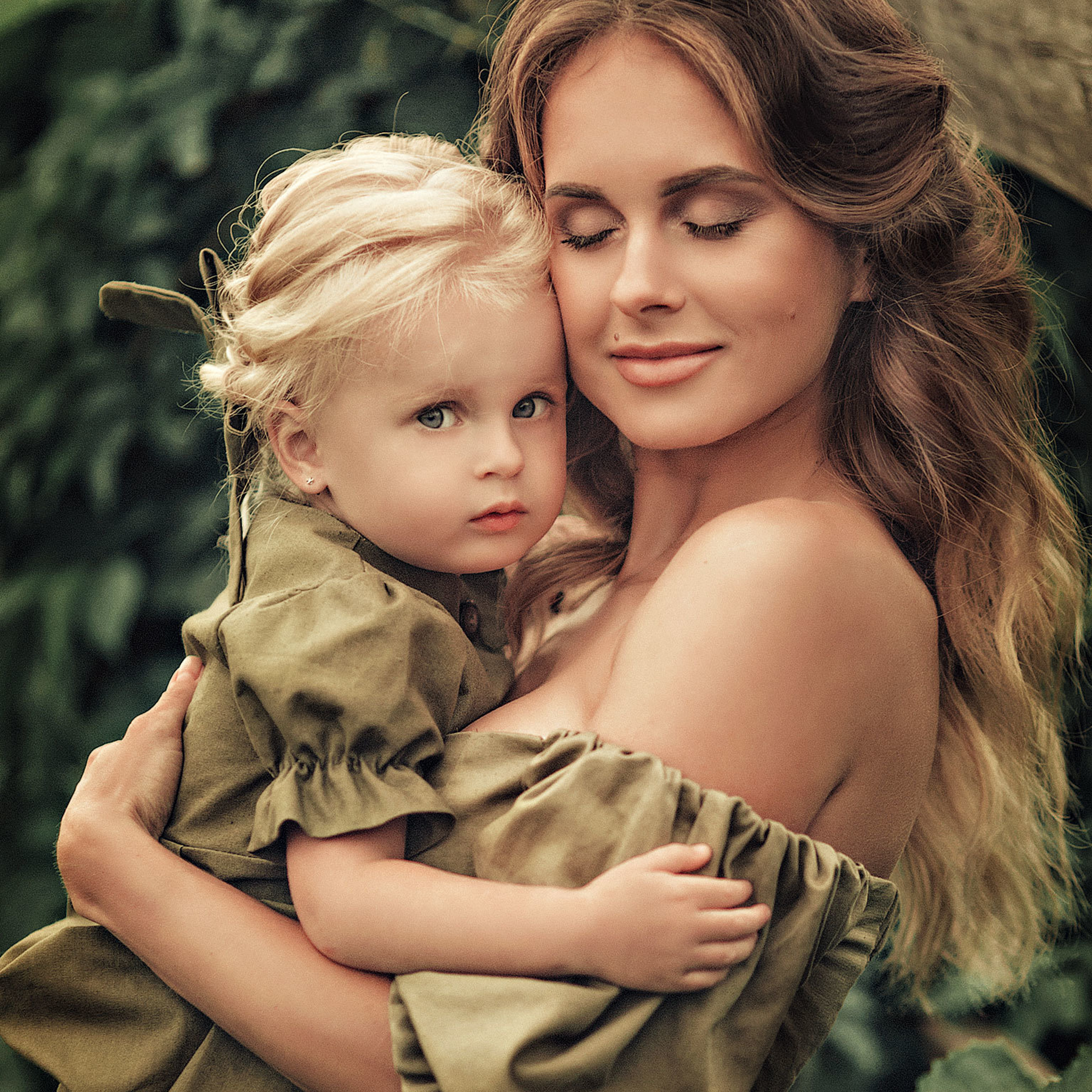 Мама с дочкой нежный портрет