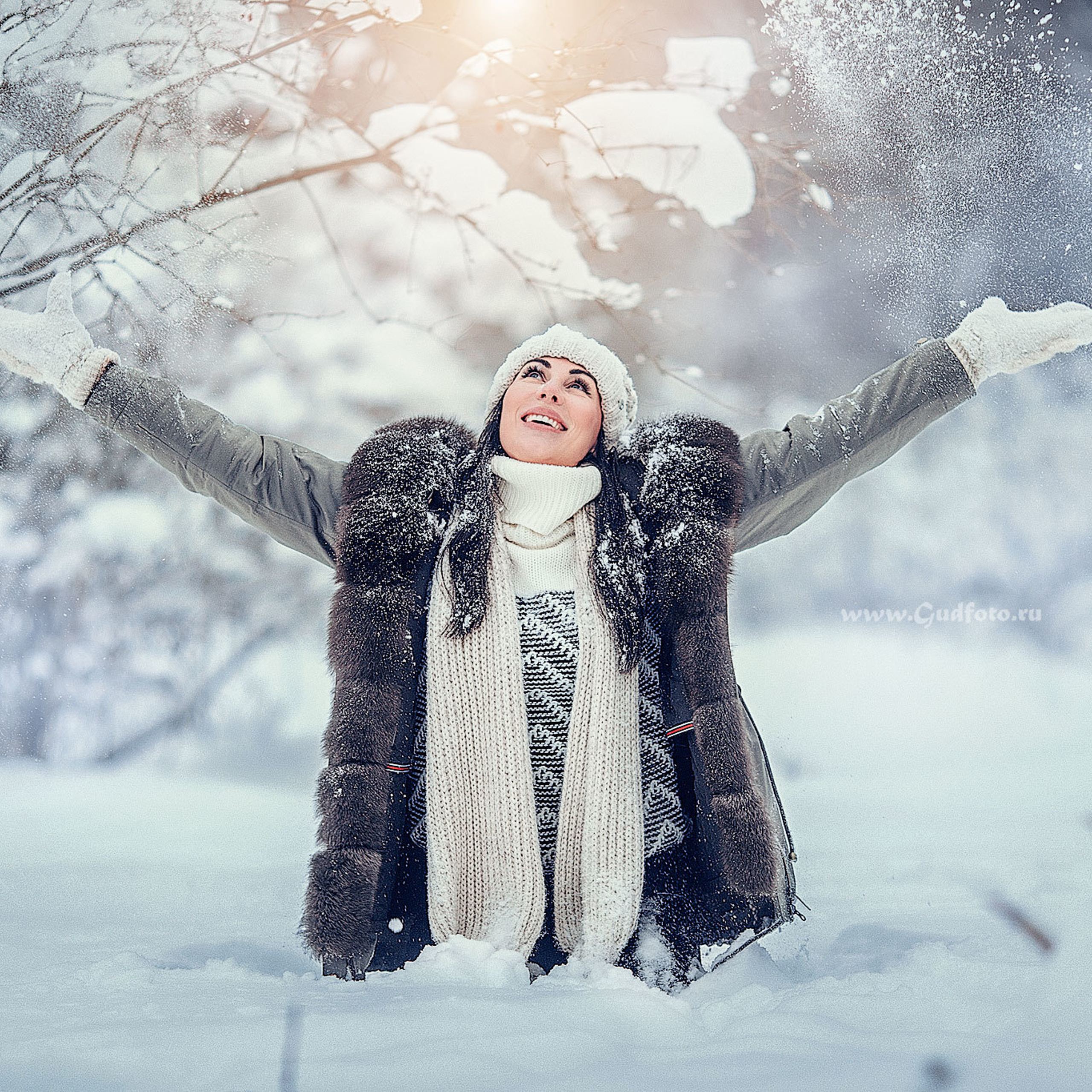 Девушка радуется зиме и снегу  на закате солнца в морозную погоду