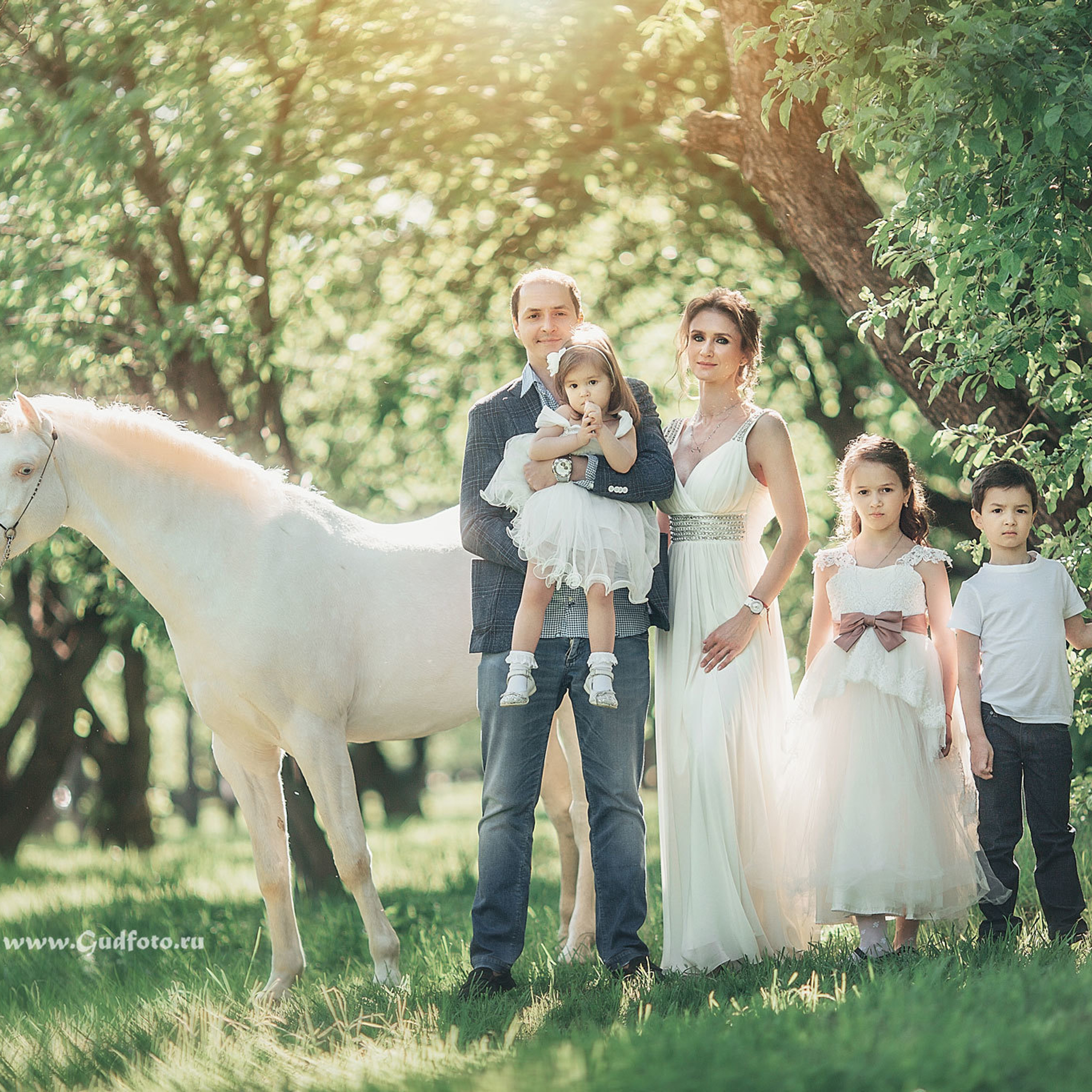 Семейная фотосессия с белым единорогом на природе летом