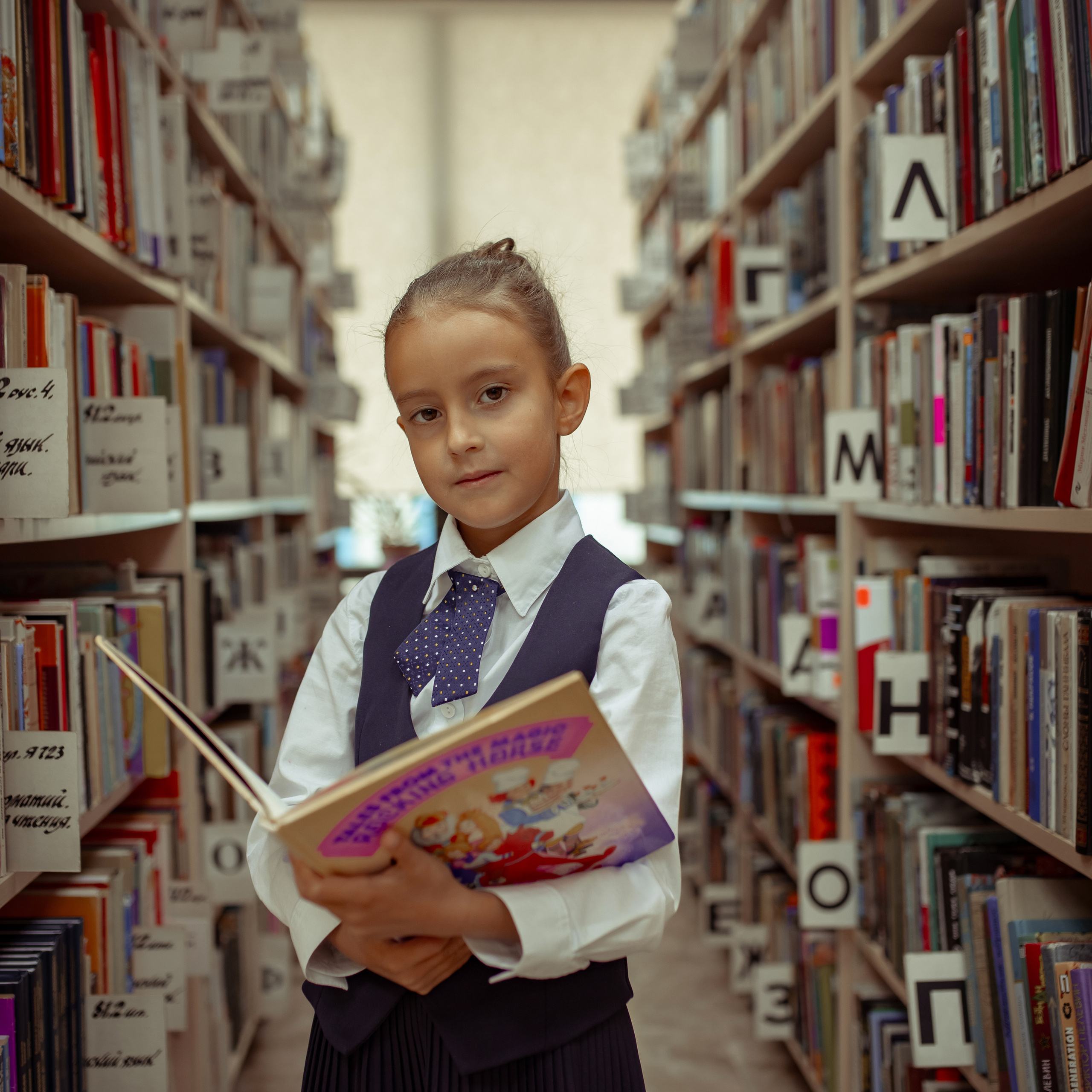 Портретная фотосессия первоклашек в библиотеке