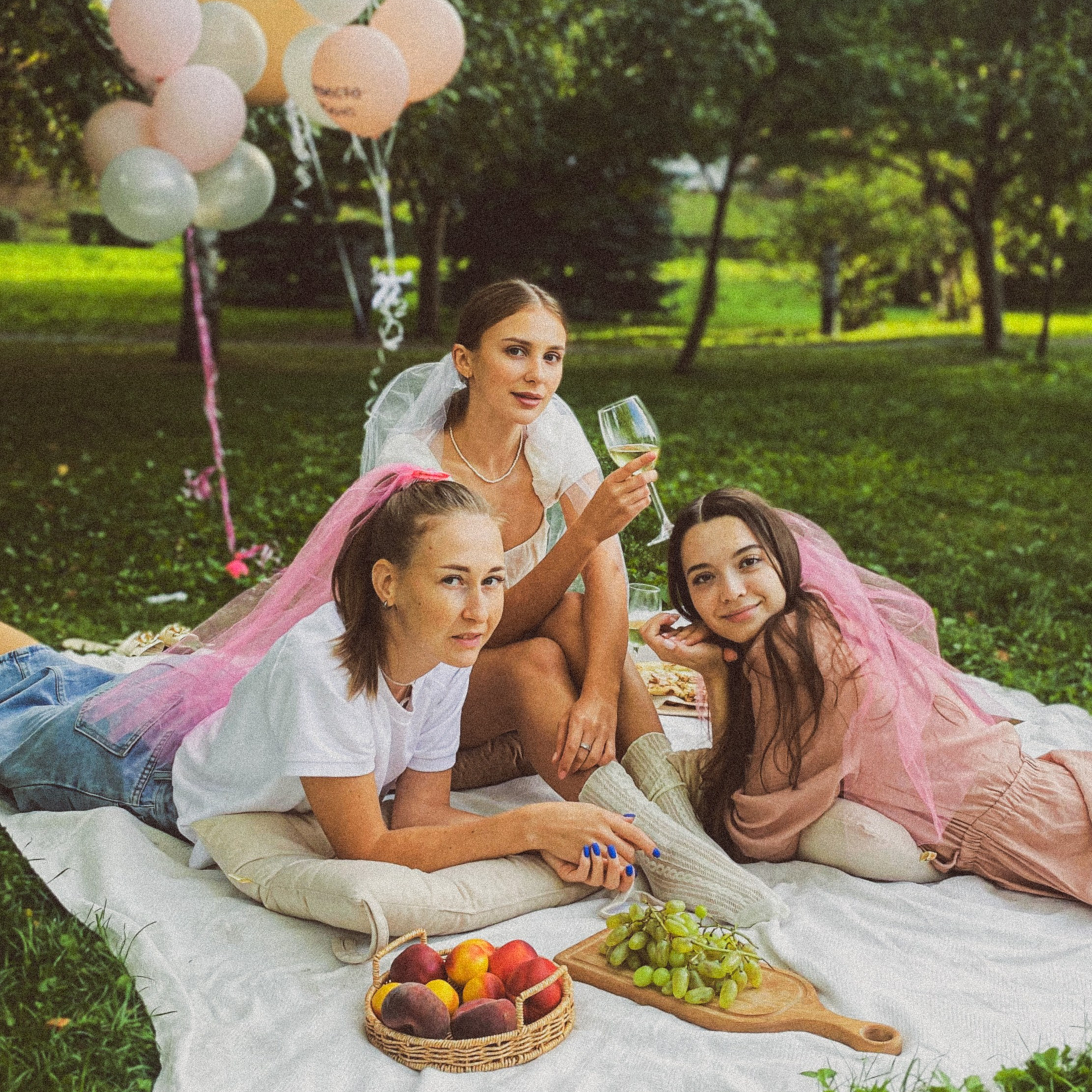 Девичник в парке Чёрное озеро