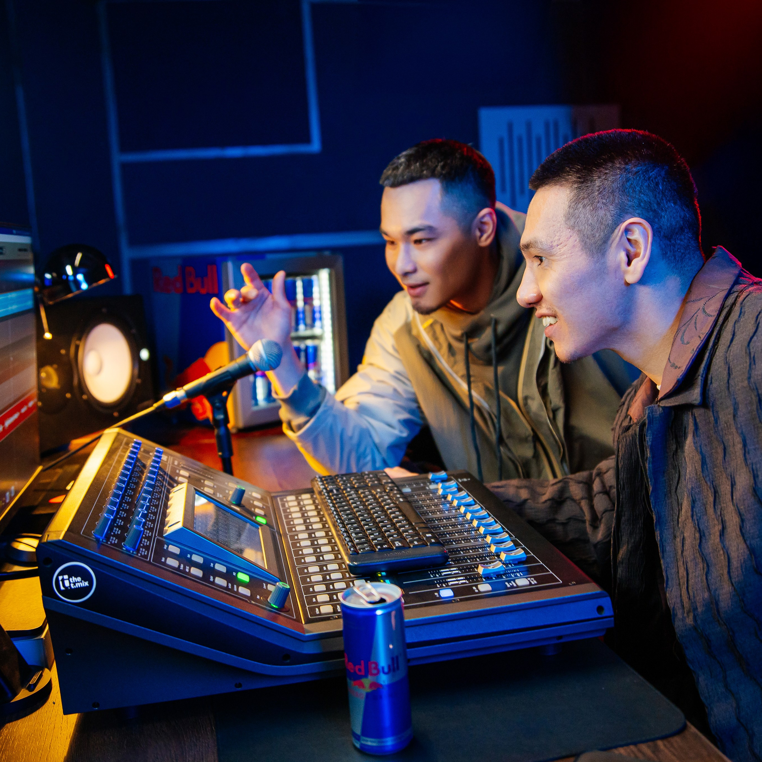 Red Bull 64 Bars Ния Hiro Truwer