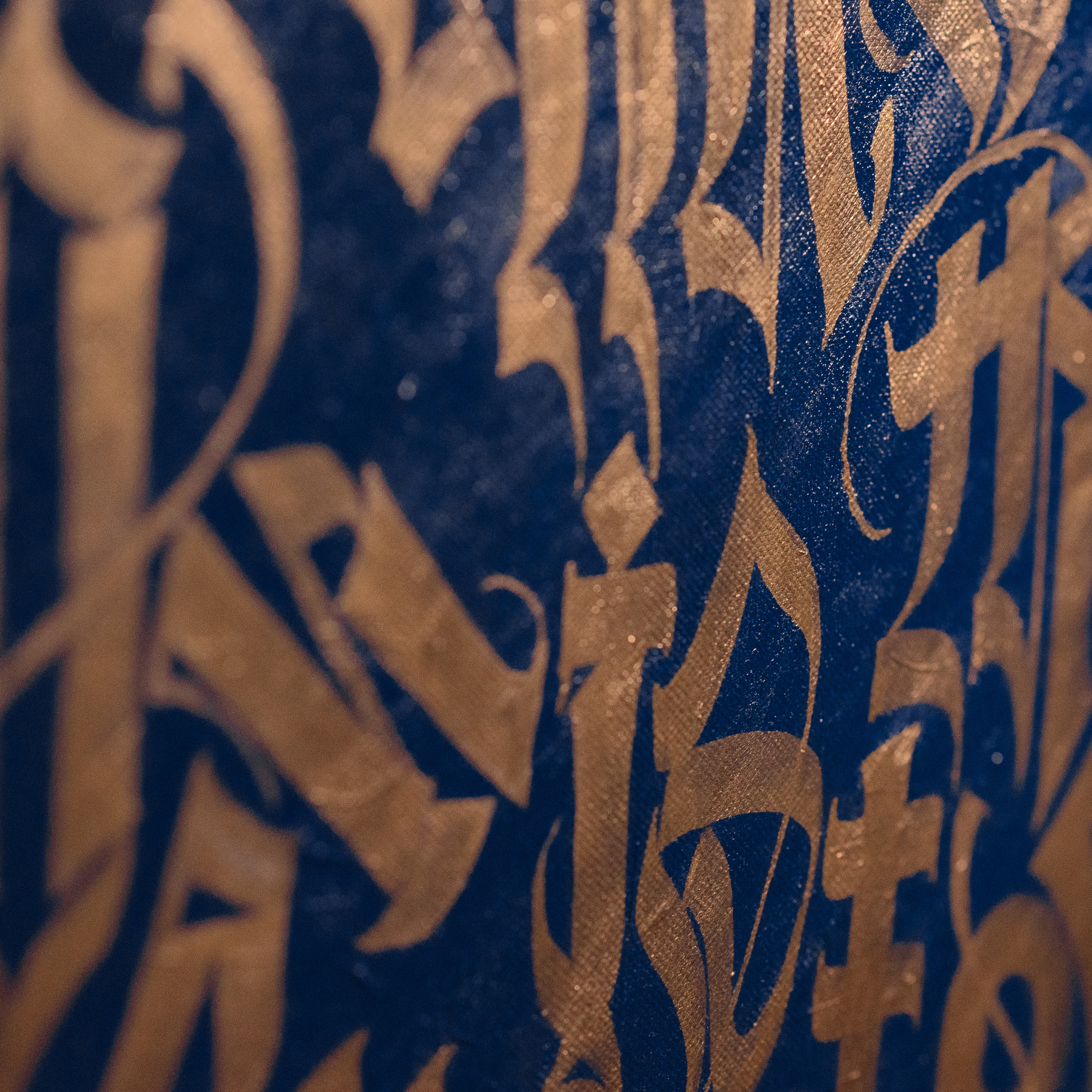 Каллиграфия на холстах со смыслом от Андрея Рэя