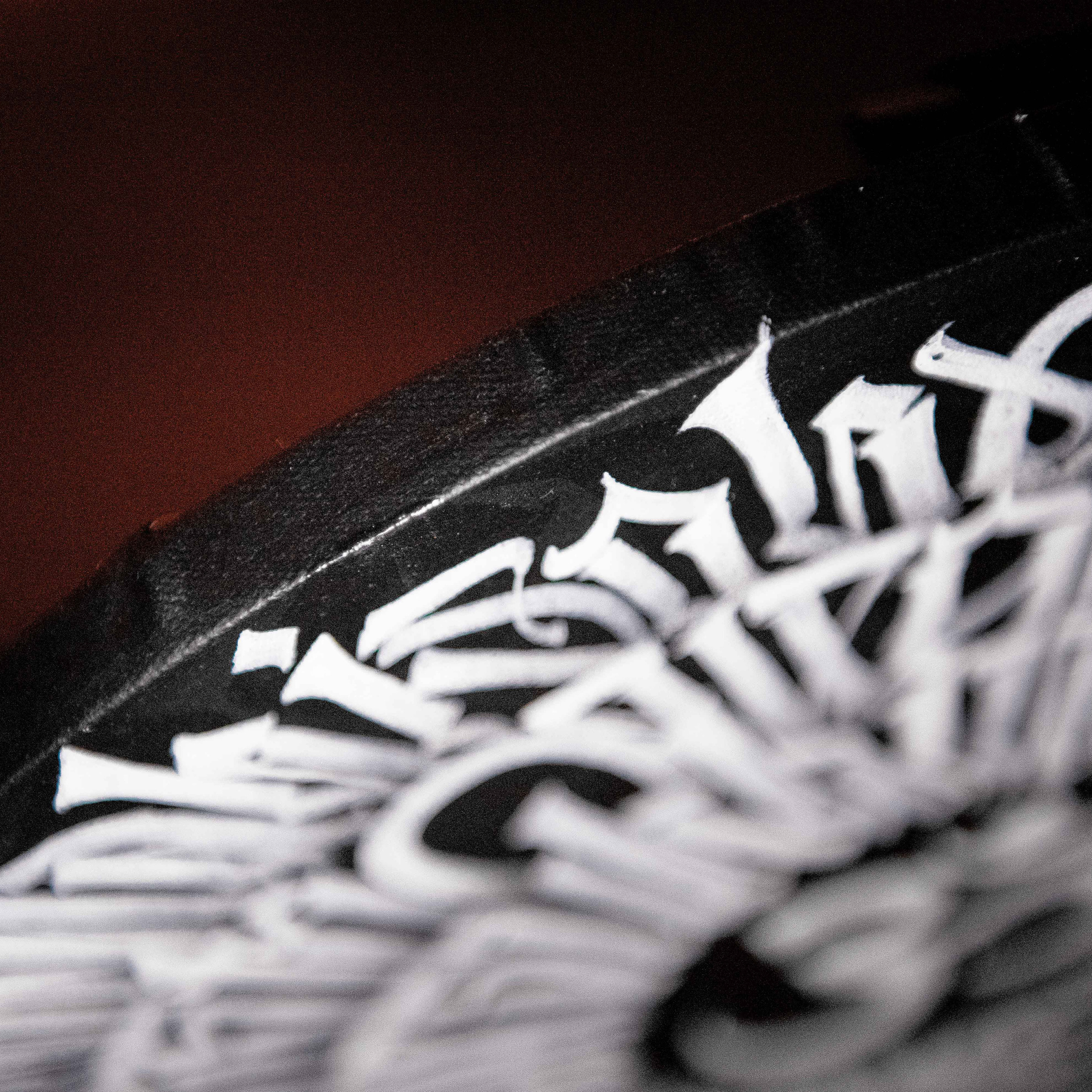 Каллиграфия на холстах со смыслом от Андрея Рэя