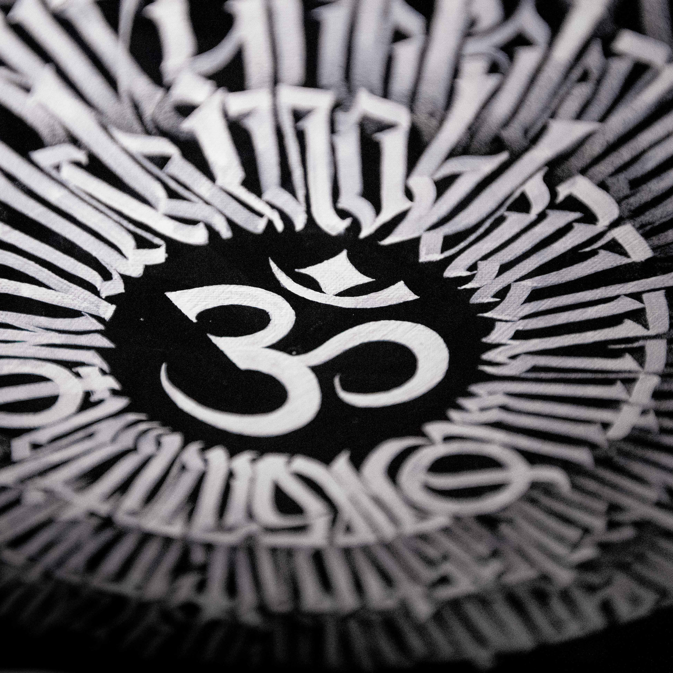 Каллиграфия на холстах со смыслом от Андрея Рэя