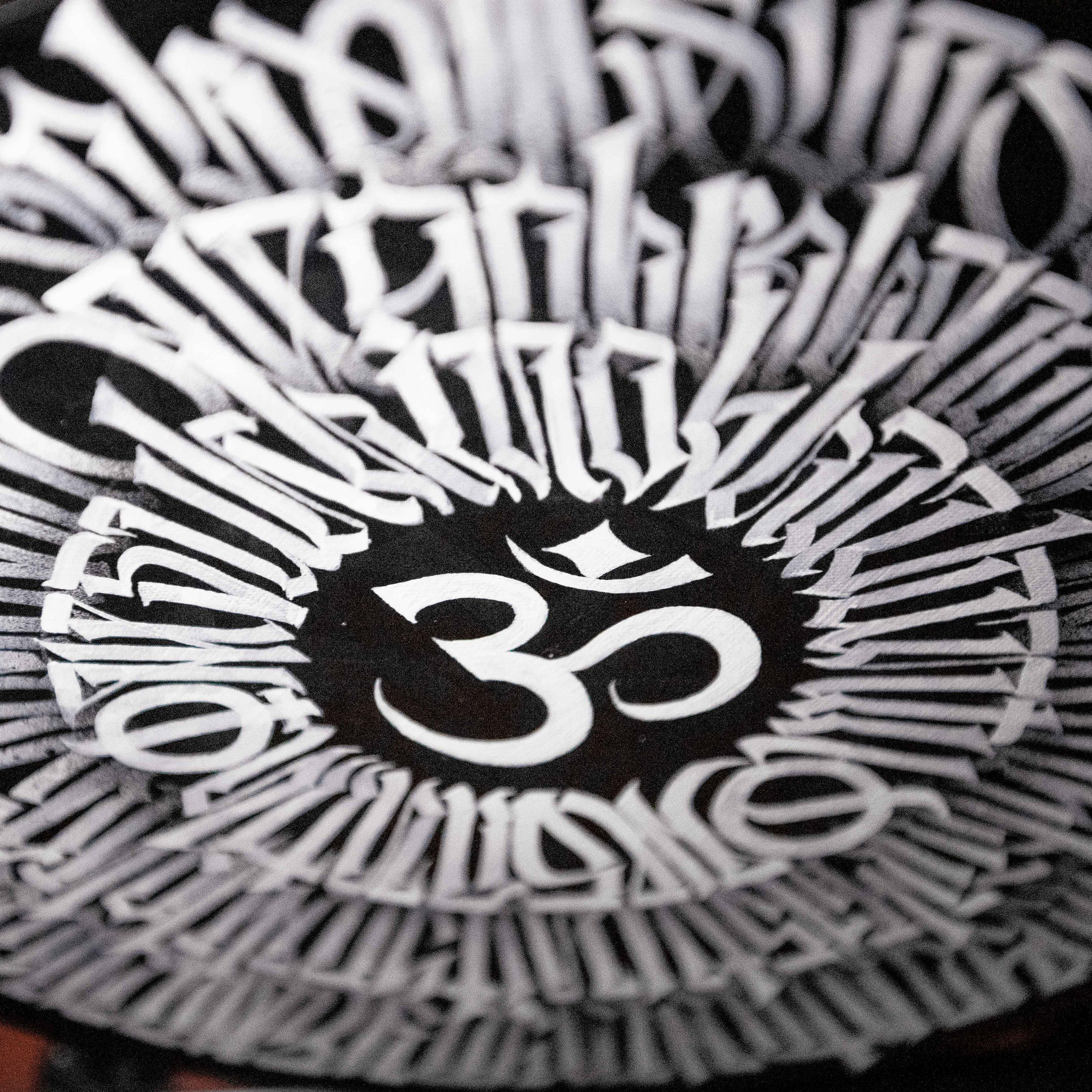 Каллиграфия на холстах со смыслом от Андрея Рэя