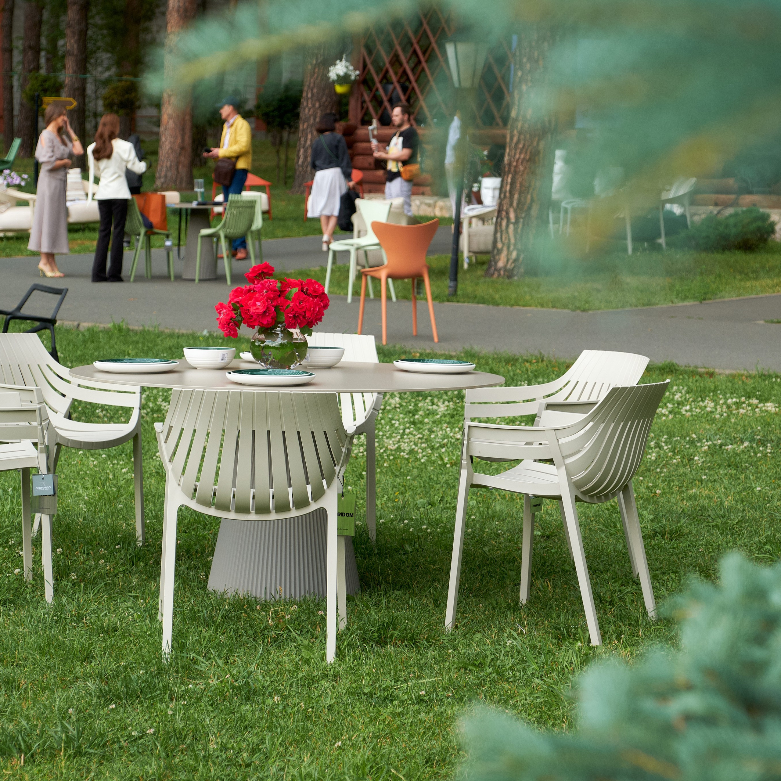 Презентация уличной мебели Vondom для дизайнеров в загородном комплексе «Русская охота»