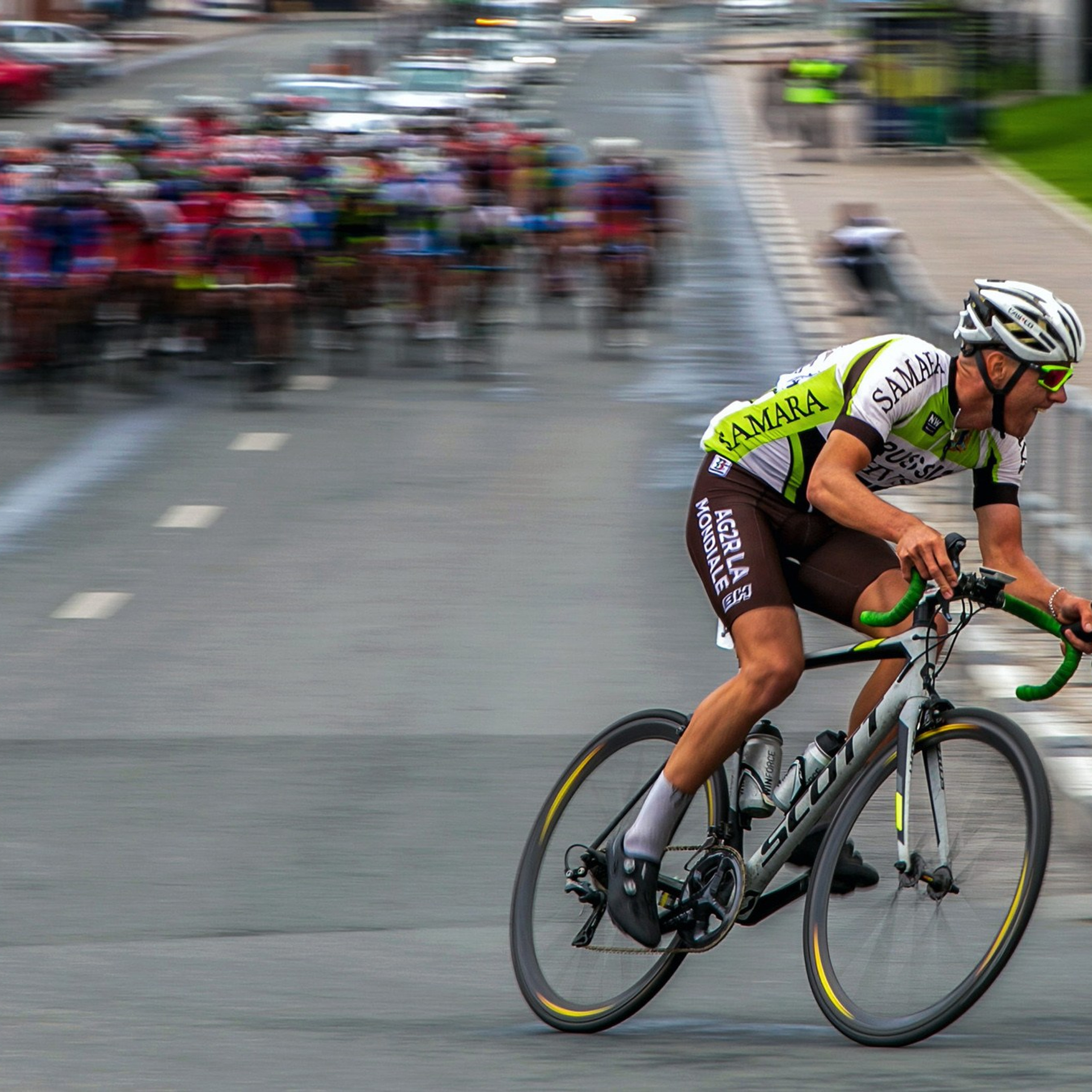 спортивная фотография, велоспорт, велогонка, велосипедист вырывается вперед
